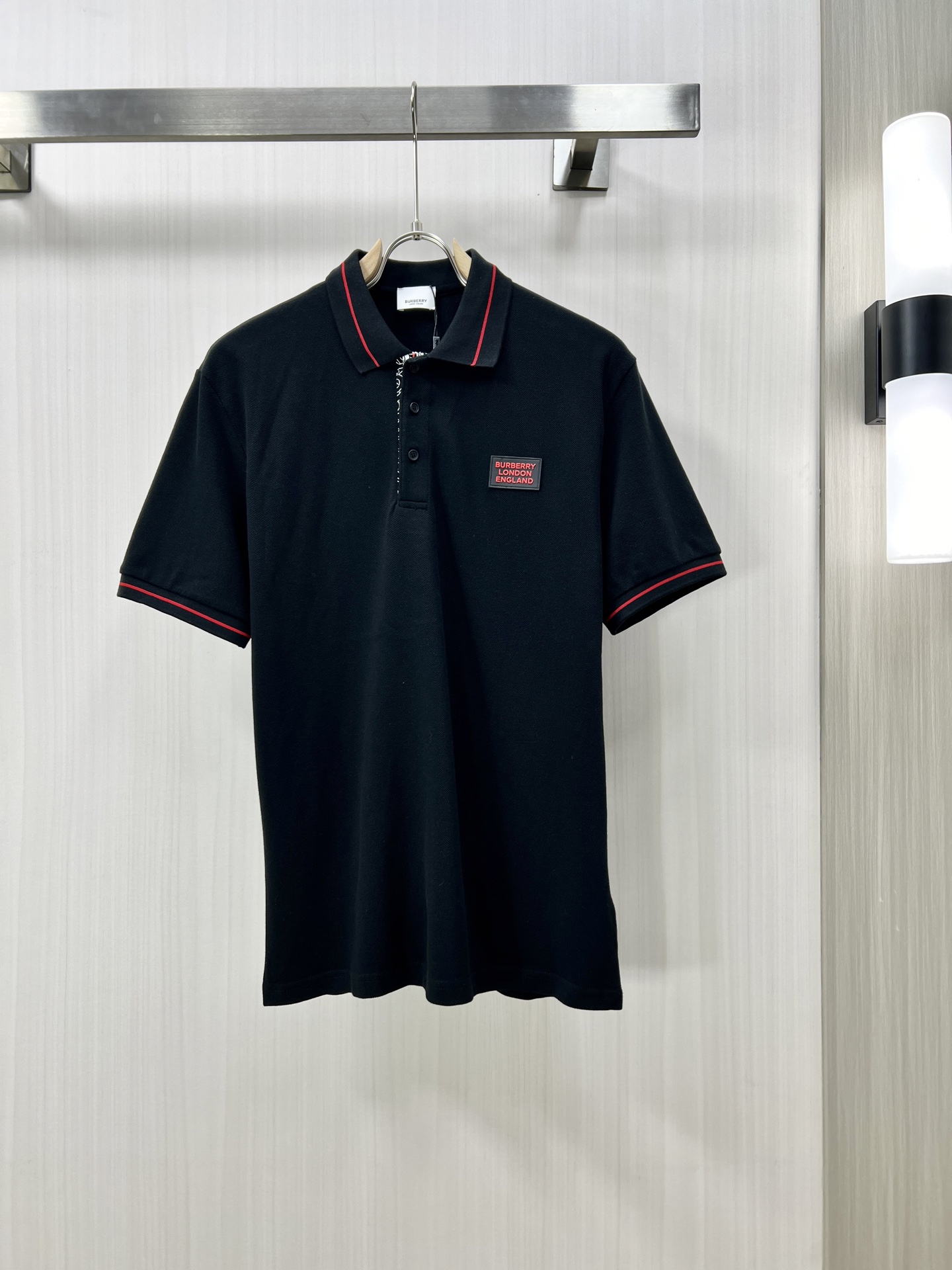 NO:150007,.BURBERRY 25SS new spring and summer short-sleeved lapel T-shirt polo, the highest version is customized with custom high-end fabrics simple and fashionable style, and the threads are super good-looking!  The classic logo on the chest logo is simple and elegant!  Full of high-end feel, wearable in all seasons. Simple European style YB codes: S-XL, burberry, burberry, T-shirt, tees, t-shirt, alexander wang19860909.BURBERRY 巴宝莉 25SS新款春夏短袖翻领T恤polo,最高版本客供定制高端面料简单时尚款,螺纹超级好看！胸前标志经典logo简单大方的款式！满满的高级感,四季可穿.简欧风格YB码数:S-XL,,burberry,burberry,T-shirt,tees，t-shirt,alexander wang,Men's clothing