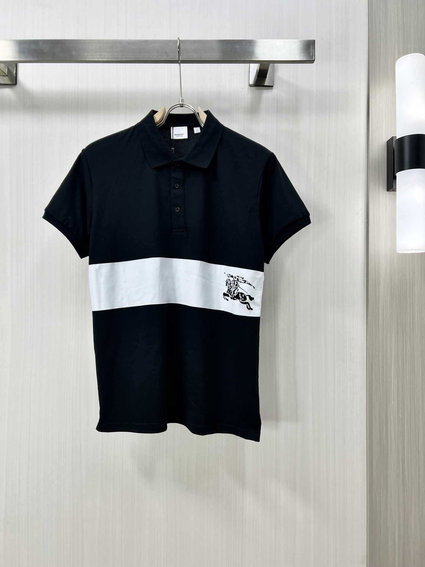 NO:150002,.BURBERRY 25SS new spring and summer short-sleeved lapel T-shirt polo, the highest version is customized with custom high-end fabrics simple and fashionable style, and the threads are super good-looking!  The classic logo on the chest logo is simple and elegant!  Full of high-end feel, wearable in all seasons. Simple European style YB code: M-3XL, burberry, burberry, T-shirt, tees, t-shirt, alexander wang19860909.BURBERRY 巴宝莉 25SS新款春夏短袖翻领T恤polo,最高版本客供定制高端面料简单时尚款,螺纹超级好看！胸前标志经典logo简单大方的款式！满满的高级感,四季可穿.简欧风格YB码数:M-3XL,,burberry,burberry,T-shirt,tees，t-shirt,alexander wang,Men's clothing