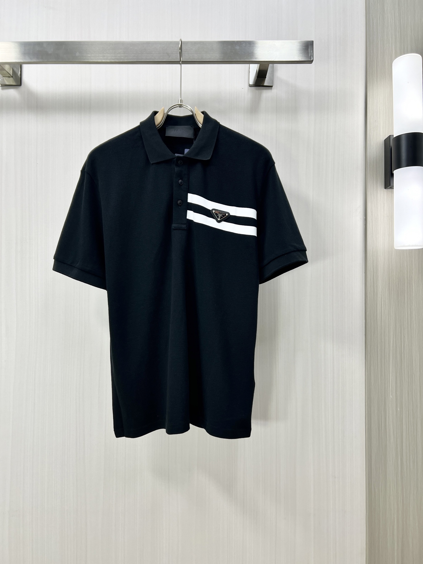 NO:150012,.PRADA 25SS new spring and summer short-sleeved lapel T-shirt polo, the highest version is customized with custom high-end fabrics simple and fashionable style, and the threads are super good-looking!  The classic logo on the chest logo is simple and elegant!  Full of high-end feel, wearable in all seasons. Simple European style YB codes: S-XL, prada, prada, T-shirt, tees, t-shirt, alexander wang19860909.PRADA 普拉达 25SS新款春夏短袖翻领T恤polo,最高版本客供定制高端面料简单时尚款,螺纹超级好看！胸前标志经典logo简单大方的款式！满满的高级感,四季可穿.简欧风格YB码数:S-XL,,prada,prada,T-shirt,tees，t-shirt,alexander wang,Men's clothing