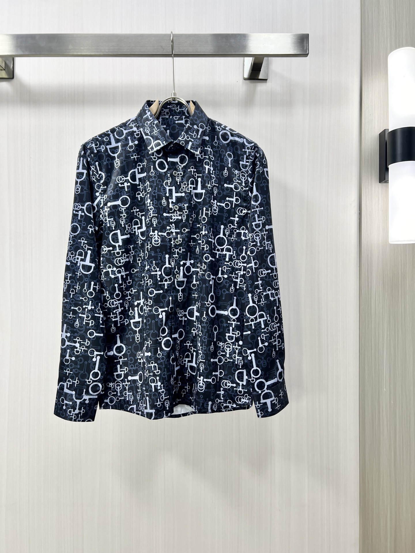 NO:162535,.HERMES Hermes exclusively offers new fashion casual shirts. Imported original technology fabrics are soft and comfortable, comfortable and breathable on the upper body, and a unique design style. Whether worn alone or matched, they are all versatile items, demonstrating the personality of young people. The original auxiliary materials are of extremely high grade and are very handsome on the upper body!  D code number 38-42, hermes, hermes,shirts,alexander wang19860909.HERMES 爱马仕独家专供新品时尚休闲衬衫 进口原版科技面料,柔软舒适,上身舒适透气,独特设计风格,无论是单穿还是搭配,都是百搭单品,彰显了年轻人的个性,原版辅料,档次极高,上身帅气十足！D码数38-42,,hermes,hermes,shirts,alexander wang,Men's clothing