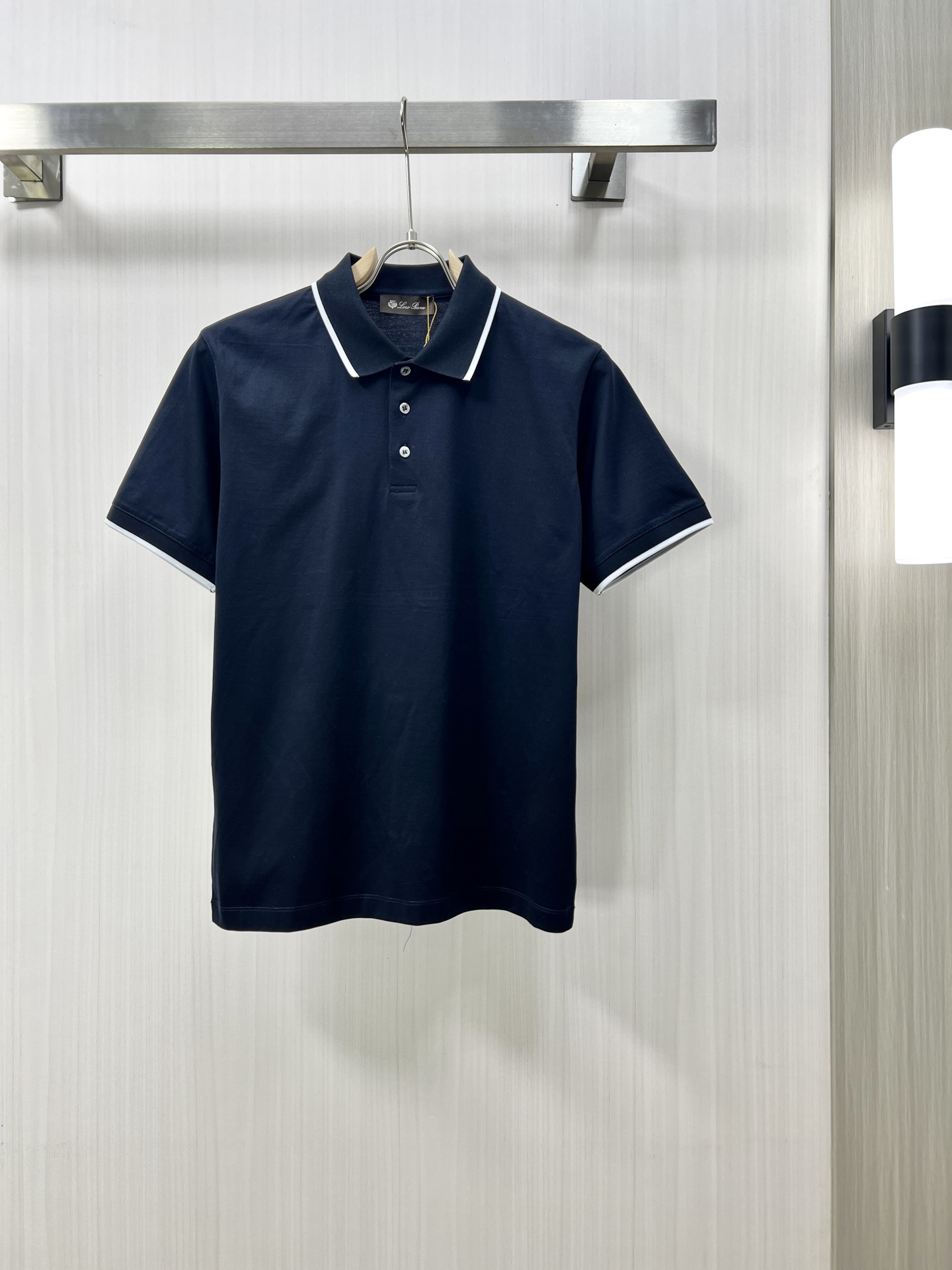 NO:162533,.LP 0 Spring and summer new men's lapel Polo shirt short-sleeved T-shirt is released simultaneously on the counter. Simple, fashionable and versatile, high-end quality, chest brand logo design, lapel specific knitted flat feet, perfect color matching, customized imported double-strand mercerized bead floor cotton fabric, comfortable to wear, breathable, high grade and very textured, fashionable and casual!  Original single production D code number M-3XL, loro piana, T-shirt,tees, t-shirt,alexander wang19860909.LP 0春夏新款男士翻领Polo衫短袖T恤 柜台同步发售 简洁时尚百搭 高端品质 胸前品牌logo设计 翻领特定针织平整收脚,完美拼色,定制进口双股丝光珠地棉面料 穿着舒适 透气 档次高很有质感 时尚又休闲！原单出品D 码数M-3XL,,loro piana,T-shirt,tees，t-shirt,alexander wang,Men's clothing