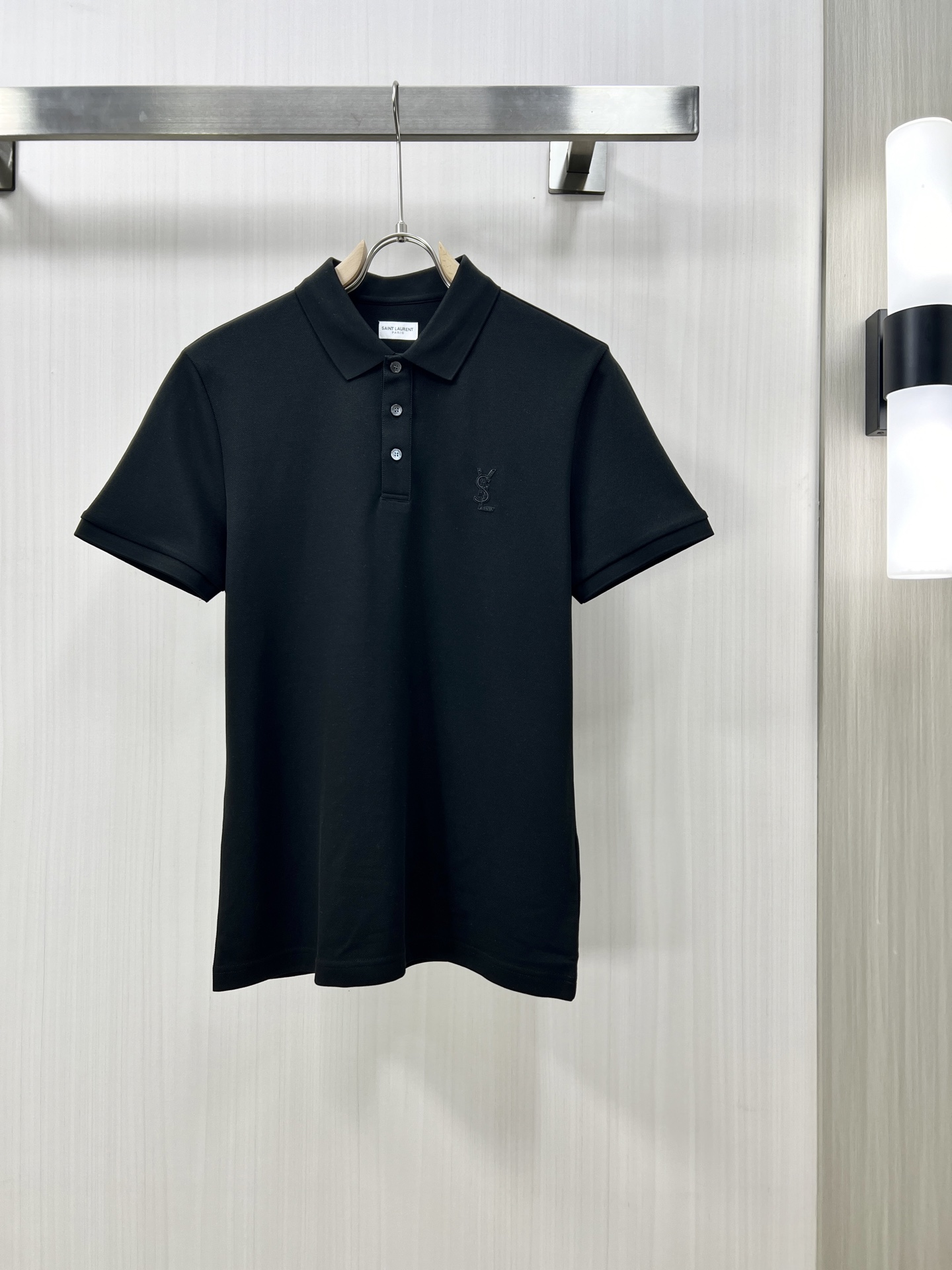 NO:162523,.YSL 2025 spring and summer new men's lapel Polo shirt short-sleeved T-shirt is released simultaneously on the counter. Simple, fashionable and versatile, high-end quality, chest brand logo design, lapel specific knitted flat feet, perfect color blocking, customized imported double-strand mercerized bead floor cotton fabric, comfortable to wear, breathable, high grade and very textured, fashionable and casual!  Original single production D code number M-3XL, saint laurent, T-shirt,tees, t-shirt,alexander wang19860909.YSL 2025春夏新款男士翻领Polo衫短袖T恤 柜台同步发售 简洁时尚百搭 高端品质 胸前品牌logo设计 翻领特定针织平整收脚,完美拼色,定制进口双股丝光珠地棉面料 穿着舒适 透气 档次高很有质感 时尚又休闲！原单出品D 码数M-3XL,,saint laurent,T-shirt,tees，t-shirt,alexander wang,Men's clothing