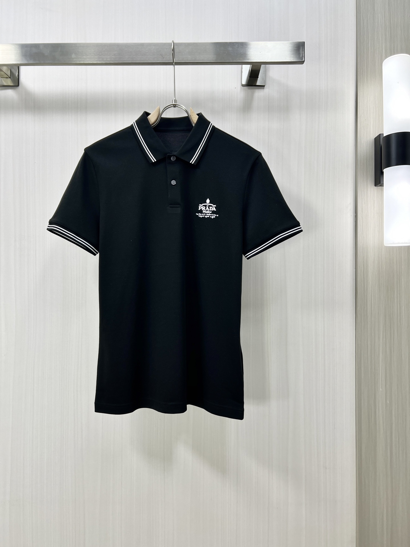 NO:162526,.PRADA 2025 spring and summer new men's lapel Polo shirt short-sleeved T-shirt is released simultaneously on the counter. Simple, fashionable and versatile, high-end quality, chest brand logo design, lapel specific knitted flat feet, perfect color blocking, customized imported double-strand mercerized bead floor cotton fabric, comfortable to wear, breathable, high grade and very textured, fashionable and casual!  Original single production D code number M-3XL, prada, prada, T-shirt,tees, t-shirt,alexander wang19860909.PRADA 普拉达 2025春夏新款男士翻领Polo衫短袖T恤 柜台同步发售 简洁时尚百搭 高端品质 胸前品牌logo设计 翻领特定针织平整收脚,完美拼色,定制进口双股丝光珠地棉面料 穿着舒适 透气 档次高很有质感 时尚又休闲！原单出品D 码数M-3XL,,prada,prada,T-shirt,tees，t-shirt,alexander wang,Men's clothing