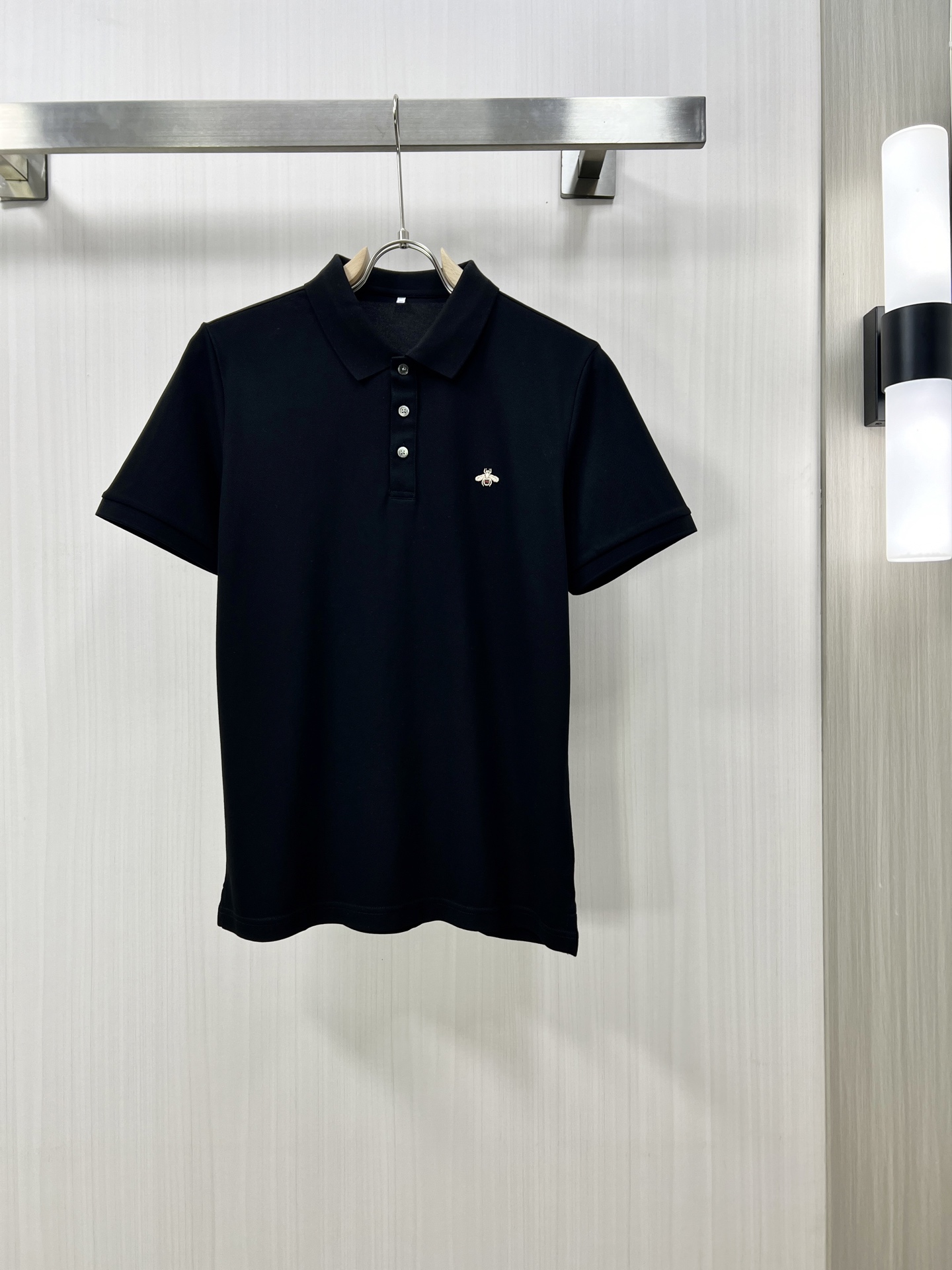 NO:162528,.DIOR 2025 spring and summer new men's lapel Polo shirt short-sleeved T-shirt is released simultaneously on the counter. Simple, fashionable and versatile, high-end quality, chest brand logo design, lapel specific knitted flat feet, perfect color blocking, customized imported double-strand mercerized bead floor cotton fabric, comfortable to wear, breathable, high grade and very textured, fashionable and casual!  Original single production D code number M-4XL,,dior,dior,T-shirt,tees,t-shirt,alexander wang19860909.DIOR 迪奥 2025春夏新款男士翻领Polo衫短袖T恤 柜台同步发售 简洁时尚百搭 高端品质 胸前品牌logo设计 翻领特定针织平整收脚,完美拼色,定制进口双股丝光珠地棉面料 穿着舒适 透气 档次高很有质感 时尚又休闲！原单出品D 码数M-4XL,,dior,dior,T-shirt,tees，t-shirt,alexander wang,Men's clothing