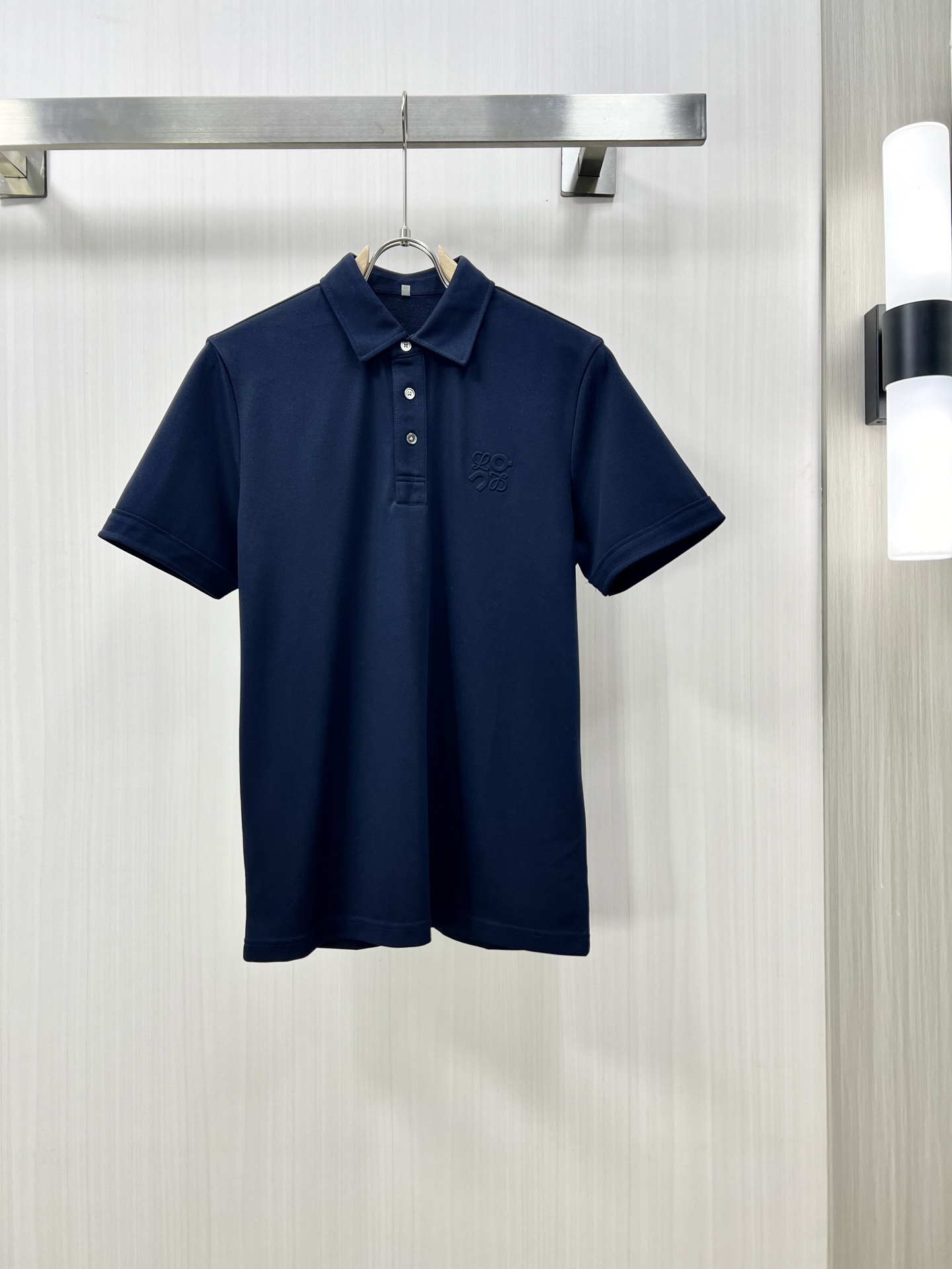 NO:162530,.LOEWE 2025 spring and summer new men's lapel Polo shirt short-sleeved T-shirt is released simultaneously on the counter. Simple, fashionable and versatile, high-end quality, chest brand logo design, lapel specific knitted flat feet, perfect color blocking, customized imported double-strand mercerized bead floor cotton fabric, comfortable to wear, breathable, high grade and very textured, fashionable and casual!  Original single production D code number M-4XL, loewe, loewe, T-shirt,tees, t-shirt,alexander wang19860909.LOEWE 罗意威 2025春夏新款男士翻领Polo衫短袖T恤 柜台同步发售 简洁时尚百搭 高端品质 胸前品牌logo设计 翻领特定针织平整收脚,完美拼色,定制进口双股丝光珠地棉面料 穿着舒适 透气 档次高很有质感 时尚又休闲！原单出品D 码数M-4XL,,loewe,loewe,T-shirt,tees，t-shirt,alexander wang,Men's clothing