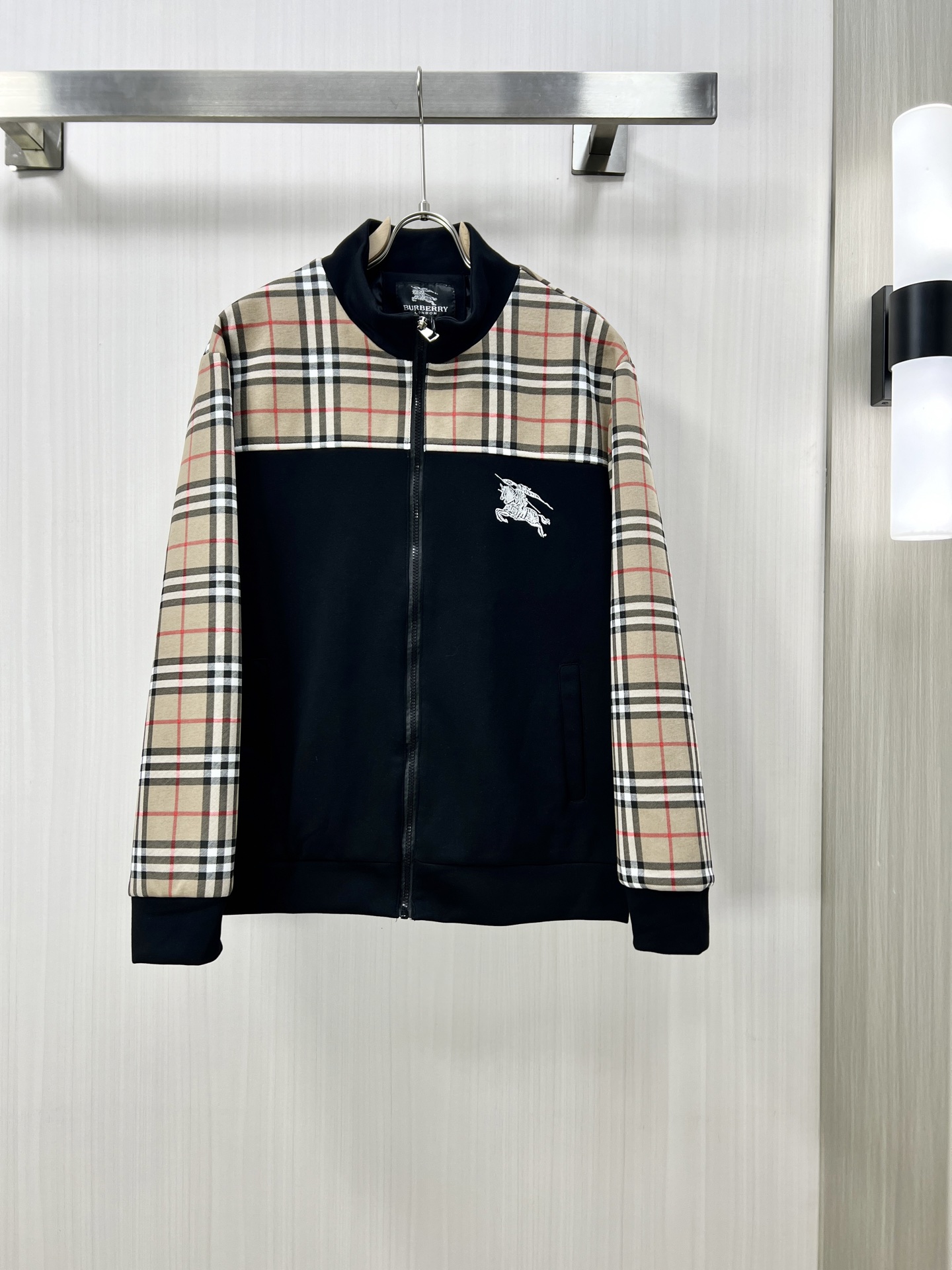 NO:134435,.BURBERRY 2025 spring new men's jacket, original single three-standard full high-end version!  High-quality counter fabrics are breathable and comfortable, impeccable details, brand elements design concept, exquisite workmanship and complex craftsmanship, professional purchasing grade reflects high quality. The feel is delicate and soft!  It is casually cut, with a great upper body style!  Wm original single production code number M~XXL, burberry, burberry, jackets & coats, jackets & coats, alexander wang19860909.BURBERRY 巴宝莉 2025春季新款男士夹克外套,原单三标齐全高端版本！高定专柜面料 透气舒适度高,细节无可挑剔,品牌元素设计理念,做工考究工艺复杂,专业代购级体现高品质.手感细腻柔软！呈现休闲裁剪,上身版型超赞！ Wm原单出品 码数M～XXL,,burberry,burberry,jackets & coats,jackets & coats,alexander wang,Men's clothing