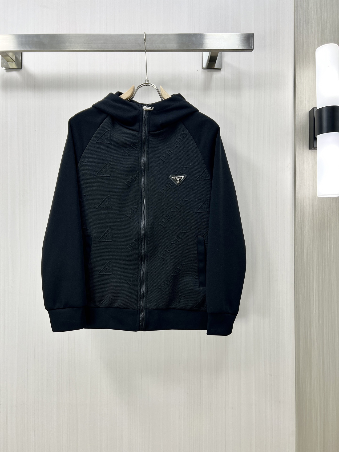 NO:134432,.PRADA 2025 spring new men's jacket hooded jacket, original single three-standard full high-end version!  High-quality counter fabrics are breathable and comfortable, impeccable details, brand elements design concept, exquisite workmanship and complex craftsmanship, professional purchasing grade reflects high quality. The feel is delicate and soft!  It is casually cut, with a great upper body style!  Wm original single production code number M~XXL,,prada,prada,jackets & coats,jackets & coats,hats,alexander wang19860909.PRADA 普拉达 2025春季新款男士夹克连帽外套,原单三标齐全高端版本！高定专柜面料 透气舒适度高,细节无可挑剔,品牌元素设计理念,做工考究工艺复杂,专业代购级体现高品质.手感细腻柔软！呈现休闲裁剪,上身版型超赞！ Wm原单出品 码数M～XXL,,prada,prada,jackets & coats,jackets & coats,hats,alexander wang,Men's clothing