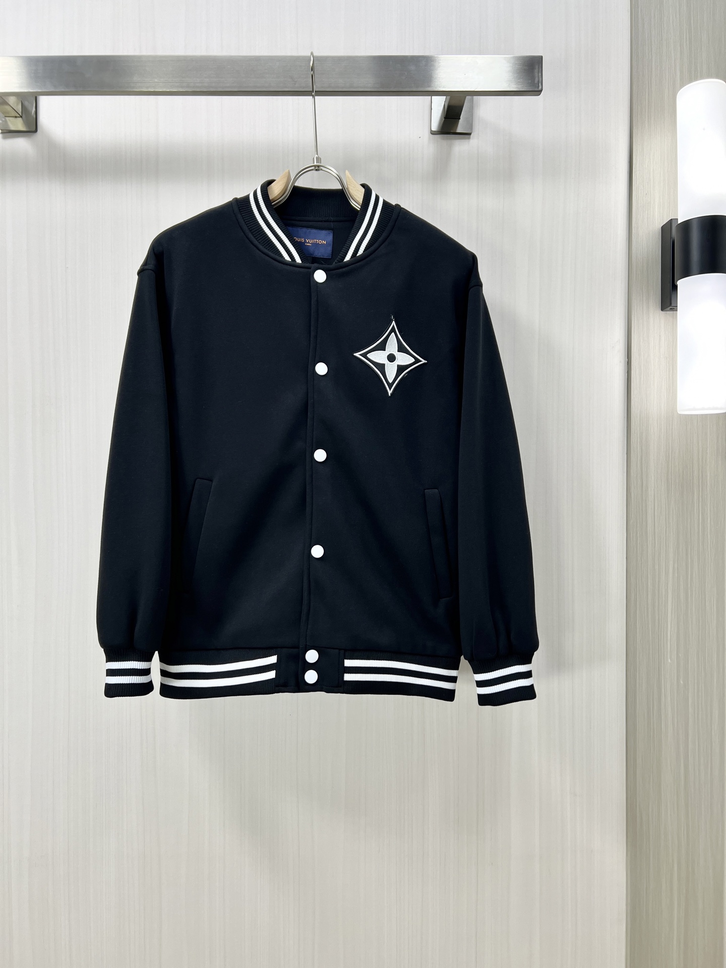 NO:134434,.1v 2025 spring new men's jacket, original single three-standard full high-end version!  High-quality counter fabrics are breathable and comfortable, impeccable details, brand elements design concept, exquisite workmanship and complex craftsmanship, professional purchasing grade reflects high quality. The feel is delicate and soft!  It is casually cut, with a great upper body style!  Original production of Wm code number M~XXXL,,jackets & coats,jackets & coats,alexander wang19860909.1v 2025春季新款男士夹克外套,原单三标齐全高端版本！高定专柜面料 透气舒适度高,细节无可挑剔,品牌元素设计理念,做工考究工艺复杂,专业代购级体现高品质.手感细腻柔软！呈现休闲裁剪,上身版型超赞！ Wm原单出品 码数M～XXXL,,jackets & coats,jackets & coats,alexander wang,Men's clothing