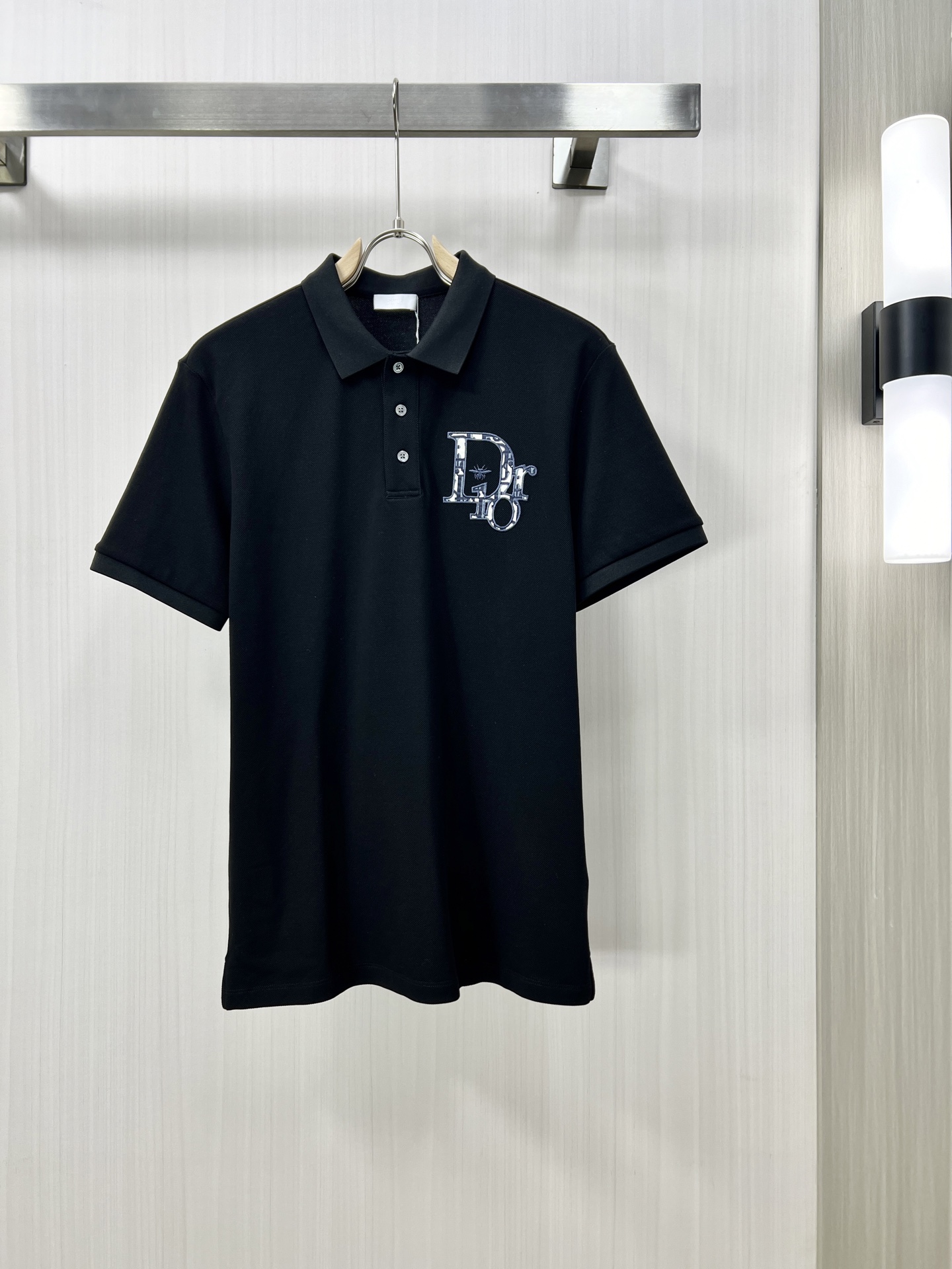 NO:134429,.DIOR 2025 spring and summer new men's lapel Polo shirt short-sleeved T-shirt is released simultaneously on the counter. Simple, fashionable and versatile, high-end quality, chest brand logo design, lapel specific knitted flat feet, perfect color blocking, customized imported double-strand mercerized bead floor cotton fabric, comfortable to wear, breathable, high grade and very textured, fashionable and casual!  Original single production wm code number M-3XL, dior, dior, T-shirt, tees, t-shirt, alexander wang19860909.DIOR 迪奥 2025春夏新款男士翻领Polo衫短袖T恤 柜台同步发售 简洁时尚百搭 高端品质 胸前品牌logo设计 翻领特定针织平整收脚,完美拼色,定制进口双股丝光珠地棉面料 穿着舒适 透气 档次高很有质感 时尚又休闲！原单出品wm码数M-3XL,,dior,dior,T-shirt,tees，t-shirt,alexander wang,Men's clothing