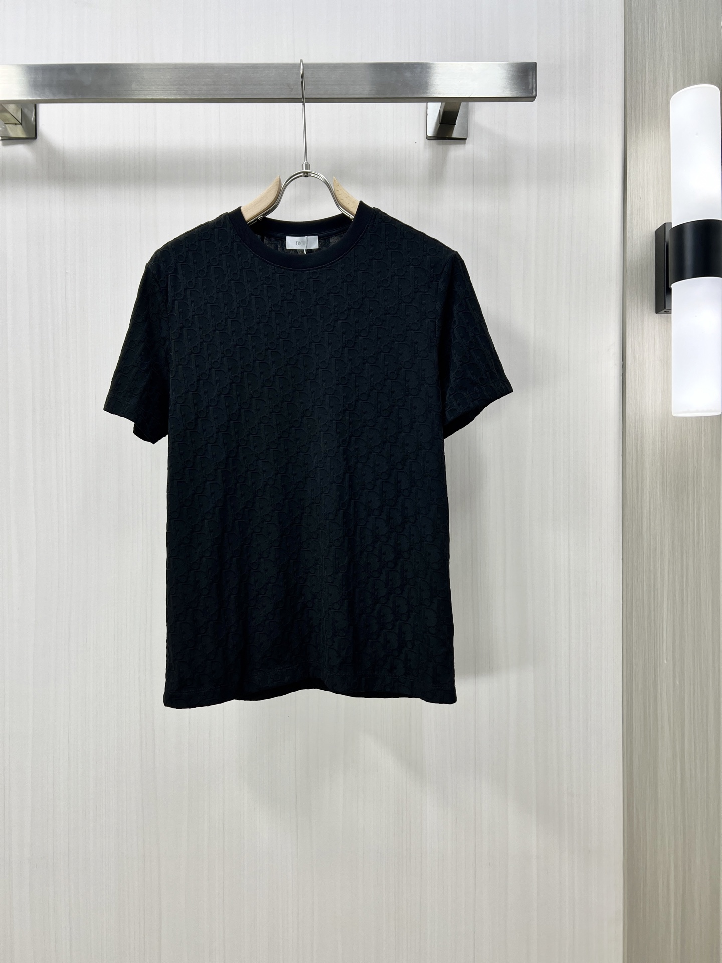 NO:133049,.DIOR DIOR high-end fabrics 2025 spring and summer new products are available for sale, fashionable classic round neck short-sleeved fashion item design, more fashionable and comfortable, high-standard customization, very stylish upper body, classic LOGO pattern on the chest brand customer-supplied auxiliary materials, customer-supplied imported high-end fabrics with very delicate texture, exquisite details and exquisite craftsmanship, extremely shaping item, can be matched with any fashion, super good style, a must-have item for trendy men wm counter size: M-3xl shipped the next day!  ,dior,dior,T-shirt,alexander wang19860909.DIOR 迪奥 高定面料 2025春夏新品上市时尚经典圆领短袖时尚单品设计,更加时尚舒适,高标准定制,上身非常有型,胸前品牌经典LOGO 图案 客供辅料,客供进口高档面料质感非常细腻,细节工艺精湛考究,塑造性极高的一款单品,任何时装都可以搭配,版型超级好 潮男必备单品 wm专柜尺码:M-3xl 隔天出货！,,dior,dior,T-shirt,alexander wang,Men's clothing