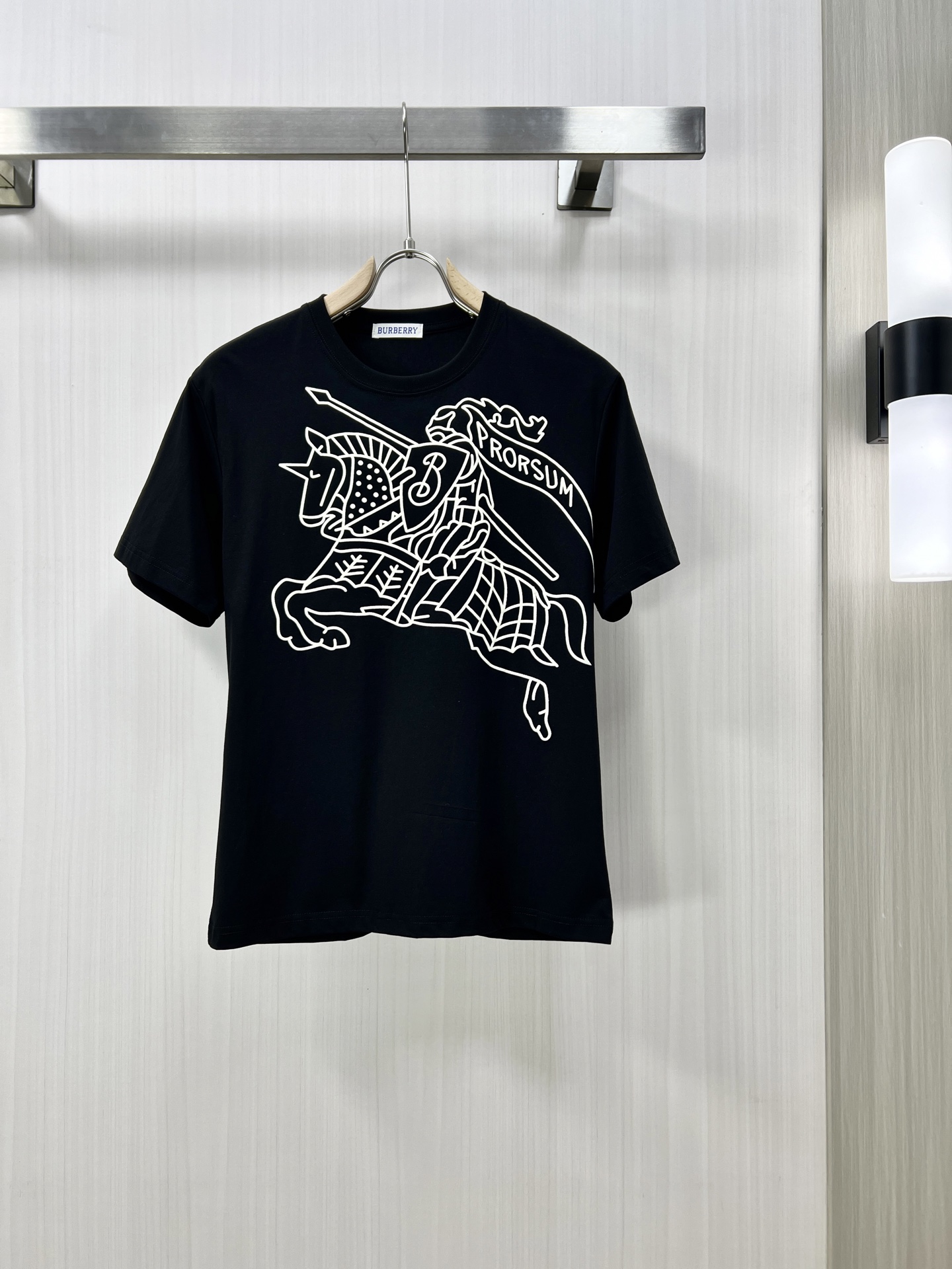 NO:133054,.BURBERRY 日本六文六文六文六文六文六文六文六文六文六文六文六文六文六文六文六文六文六文六文六文六文六文六文六文六文六文六文六文六文六文六文六文六文六文六文六文六文六文六文六文六文六文六文六文六文六文六文六文六文六文六文六文六文六文六文六文六文六文六文六文六文六文六文六文六文六文六文六文六文六文六文六文六文六文六文六文六文六文六文六文六文六文六�  ,burberry,burberry,T-shirt,alexander wang19860909.BURBERRY 巴宝莉 高定面料 2025春夏新品上市时尚经典圆领短袖时尚单品设计,更加时尚舒适,高标准定制,上身非常有型,胸前品牌经典LOGO 图案 客供辅料,客供进口高档面料质感非常细腻,细节工艺精湛考究,塑造性极高的一款单品,任何时装都可以搭配,版型超级好 潮男必备单品 wm专柜尺码:M-3xl 隔天出货！,,burberry,burberry,T-shirt,alexander wang,Men's clothing