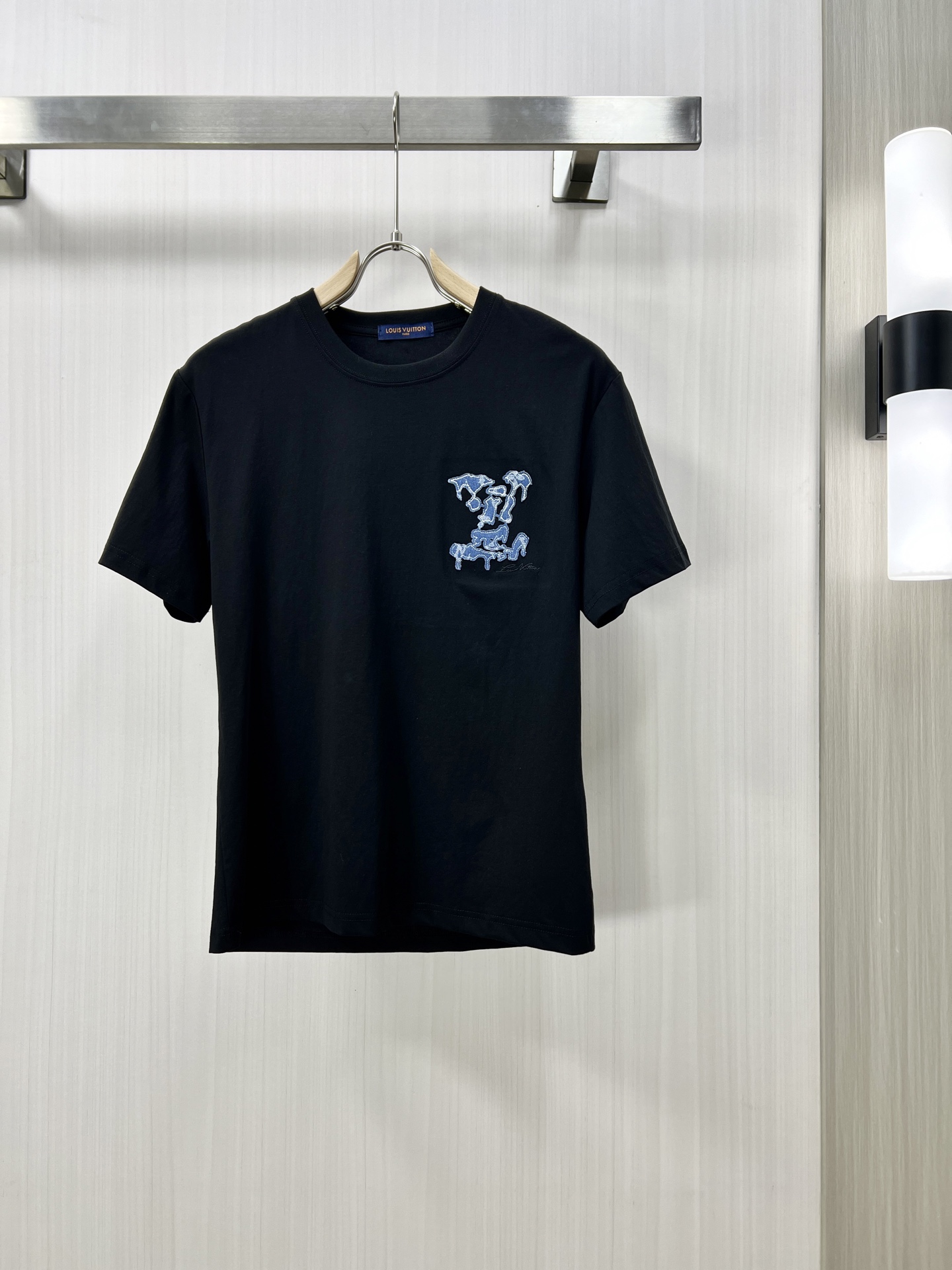 NO:133057,.1v high-end fabrics. A new spring and summer 2025 product is launched in the market. Fashionable classic round neck short-sleeved fashion item design, more fashionable and comfortable, high-standard customization, very stylish upper body, classic LOGO pattern on the chest brand. Customer-supplied auxiliary materials, customer-supplied imported high-end fabrics with very delicate texture, exquisite details and exquisite craftsmanship, and extremely shaping items. Any fashion can be matched with, and the style is super good. A must-have item for trendy men's counter size: M-3xl Shipping the next day!  ,T-shirt,alexander wang19860909.1v 高定面料 2025春夏新品上市时尚经典圆领短袖时尚单品设计,更加时尚舒适,高标准定制,上身非常有型,胸前品牌经典LOGO 图案 客供辅料,客供进口高档面料质感非常细腻,细节工艺精湛考究,塑造性极高的一款单品,任何时装都可以搭配,版型超级好 潮男必备单品 wm专柜尺码:M-3xl 隔天出货！,,T-shirt,alexander wang,Men's clothing