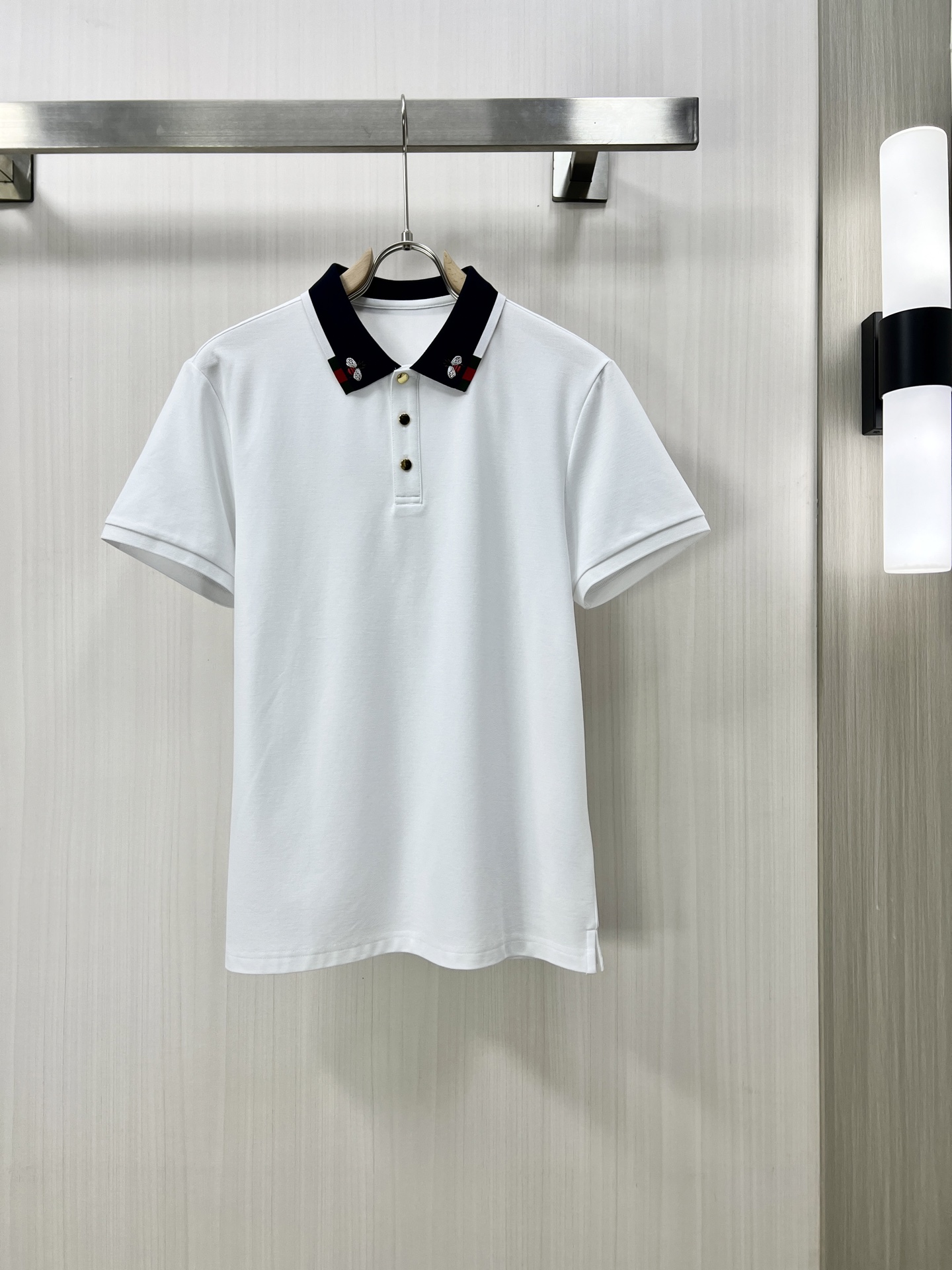 NO:162540,.GUCCI Guqi 2025 spring and summer new men's lapel Polo shirt short-sleeved T-shirt is released simultaneously on the counter. Simple, fashionable and versatile, high-end quality, chest brand logo design, lapel specific knitted flat feet, perfect color blocking, customized imported double-strand mercerized bead floor cotton fabric, comfortable to wear, breathable, high grade and very textured, fashionable and casual!  Original single production J code number M-3XL, gucci, T-shirt, tees, t-shirt, alexander wang19860909.GUCCI 古奇 2025春夏新款男士翻领Polo衫短袖T恤 柜台同步发售 简洁时尚百搭 高端品质 胸前品牌logo设计 翻领特定针织平整收脚,完美拼色,定制进口双股丝光珠地棉面料 穿着舒适 透气 档次高很有质感 时尚又休闲！原单出品J码数M-3XL,,gucci,T-shirt,tees，t-shirt,alexander wang,Men's clothing