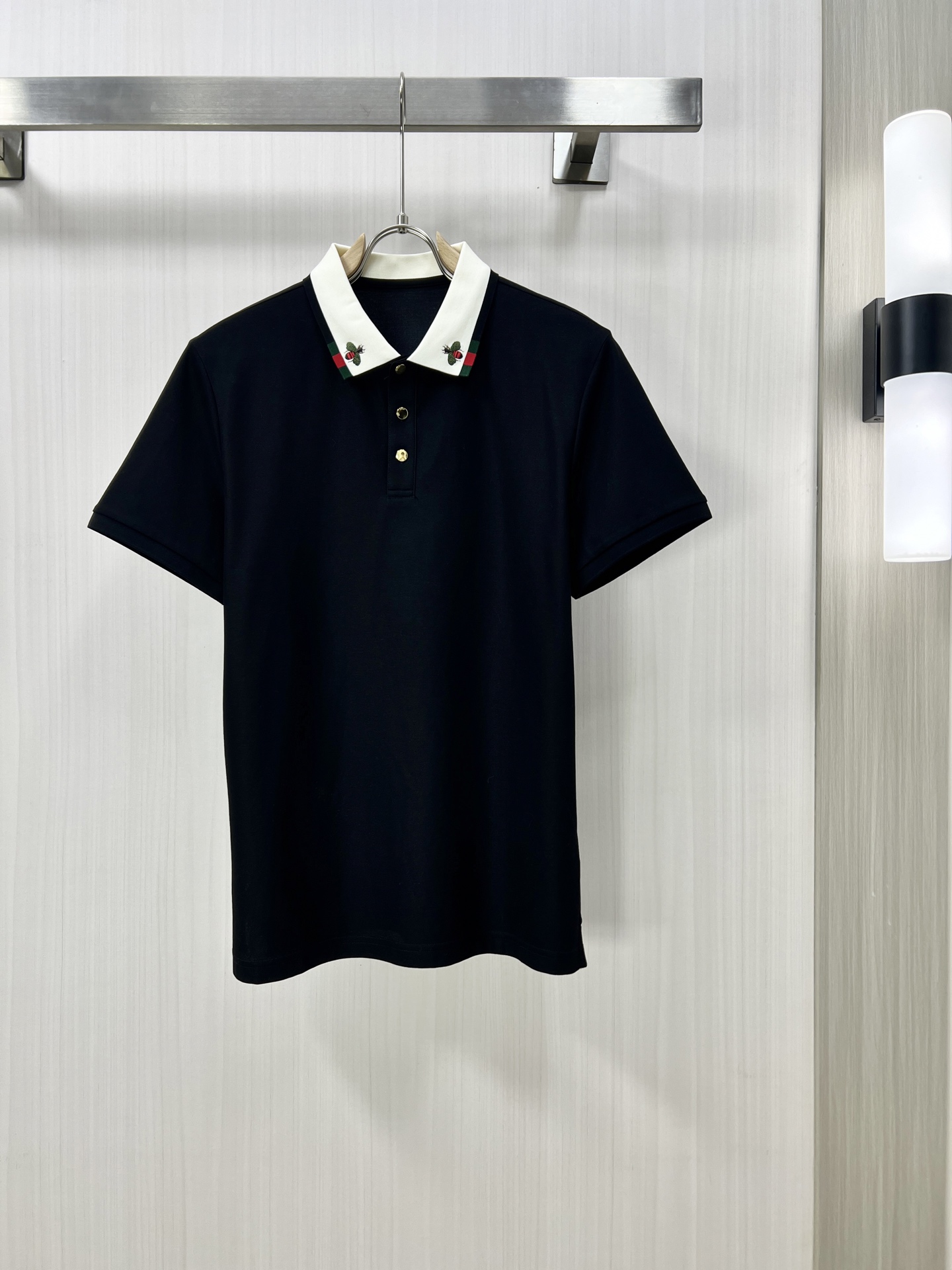 NO:133040,.GUCCI Guqi 2025 spring and summer new men's lapel Polo shirt short-sleeved T-shirt is released simultaneously on the counter. Simple, fashionable and versatile, high-end quality, chest brand logo design, lapel specific knitted flat feet, perfect color blocking, customized imported double-strand mercerized bead floor cotton fabric, comfortable to wear, breathable, high grade and very textured, fashionable and casual!  Original single production J code number M-3XL, gucci, T-shirt, tees, t-shirt, alexander wang19860909.GUCCI 古奇 2025春夏新款男士翻领Polo衫短袖T恤 柜台同步发售 简洁时尚百搭 高端品质 胸前品牌logo设计 翻领特定针织平整收脚,完美拼色,定制进口双股丝光珠地棉面料 穿着舒适 透气 档次高很有质感 时尚又休闲！原单出品J码数M-3XL,,gucci,T-shirt,tees，t-shirt,alexander wang,Men's clothing