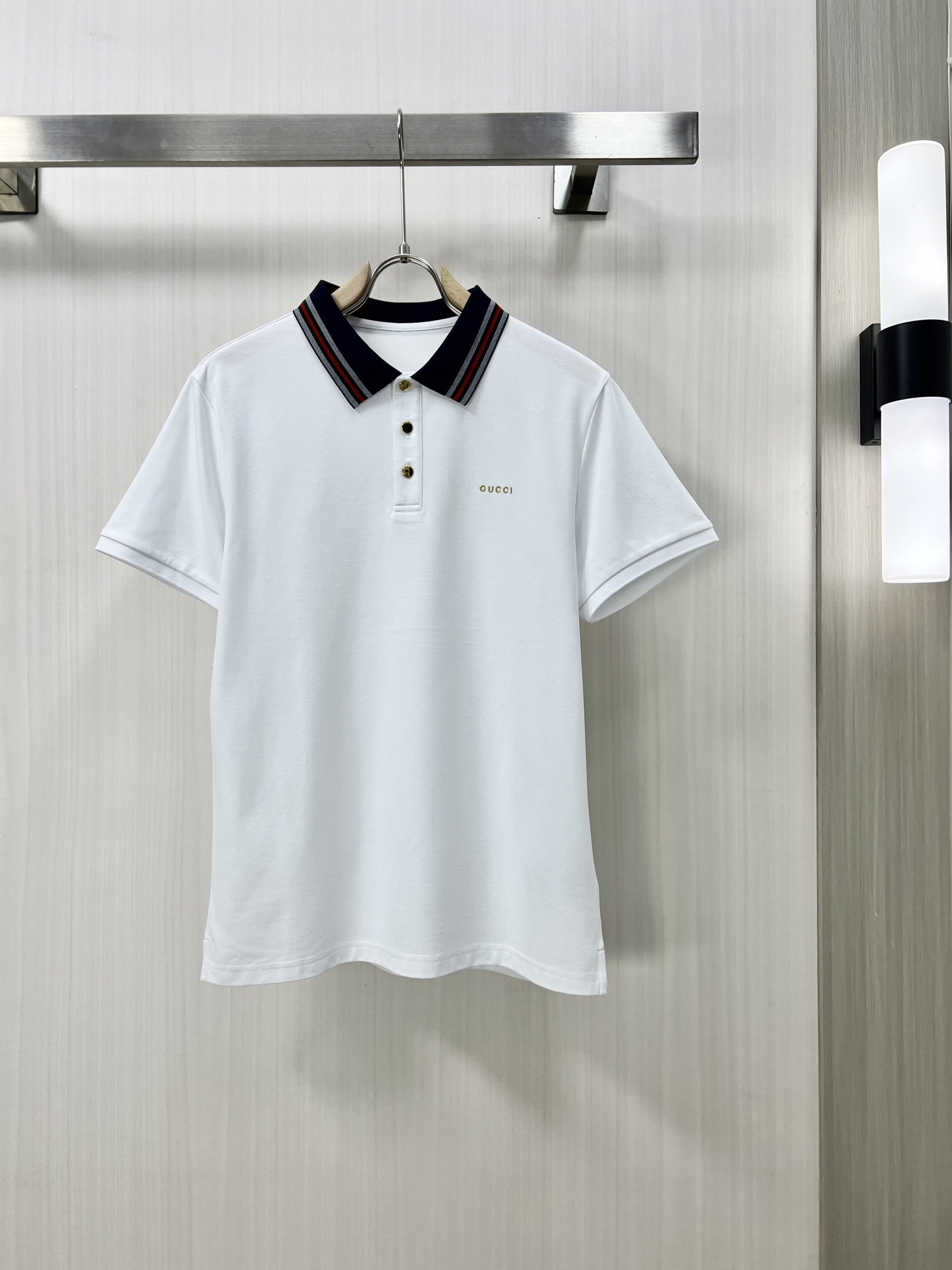 NO:133060,.GUCCI Guqi 2025 spring and summer new men's lapel Polo shirt short-sleeved T-shirt is released simultaneously on the counter. Simple, fashionable and versatile, high-end quality, chest brand logo design, lapel specific knitted flat feet, perfect color blocking, customized imported double-strand mercerized bead floor cotton fabric, comfortable to wear, breathable, high grade and very textured, fashionable and casual!  Original single production J code number M-3XL, gucci, T-shirt, tees, t-shirt, alexander wang19860909.GUCCI 古奇 2025春夏新款男士翻领Polo衫短袖T恤 柜台同步发售 简洁时尚百搭 高端品质 胸前品牌logo设计 翻领特定针织平整收脚,完美拼色,定制进口双股丝光珠地棉面料 穿着舒适 透气 档次高很有质感 时尚又休闲！原单出品J码数M-3XL,,gucci,T-shirt,tees，t-shirt,alexander wang,Men's clothing