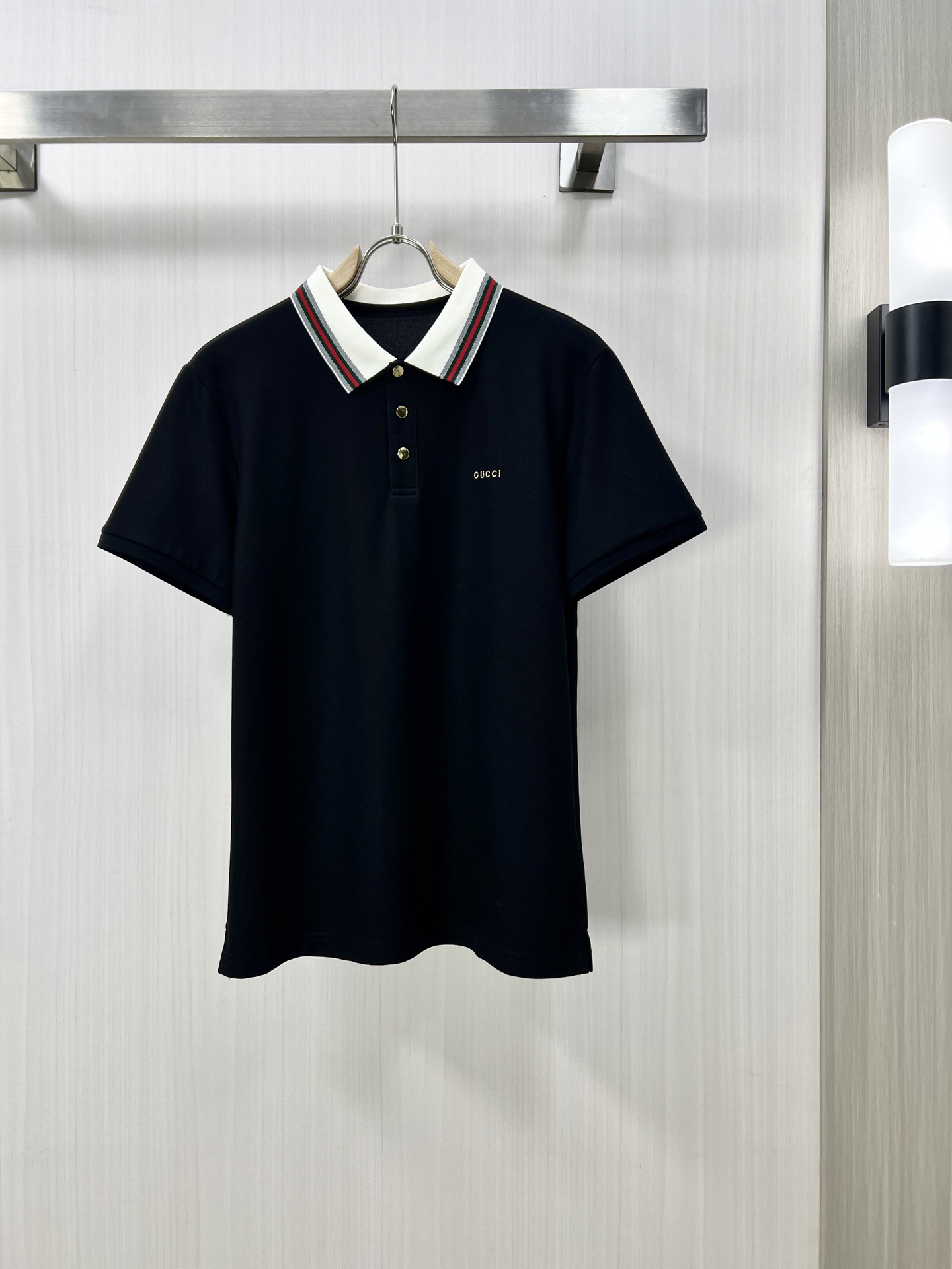 NO:134414,.GUCCI Guqi 2025 spring and summer new men's lapel Polo shirt short-sleeved T-shirt is released simultaneously on the counter. Simple, fashionable and versatile, high-end quality, chest brand logo design, lapel specific knitted flat feet, perfect color blocking, customized imported double-strand mercerized bead floor cotton fabric, comfortable to wear, breathable, high grade and very textured, fashionable and casual!  Original single production J code number M-3XL, gucci, T-shirt, tees, t-shirt, alexander wang19860909.GUCCI 古奇 2025春夏新款男士翻领Polo衫短袖T恤 柜台同步发售 简洁时尚百搭 高端品质 胸前品牌logo设计 翻领特定针织平整收脚,完美拼色,定制进口双股丝光珠地棉面料 穿着舒适 透气 档次高很有质感 时尚又休闲！原单出品J码数M-3XL,,gucci,T-shirt,tees，t-shirt,alexander wang,Men's clothing