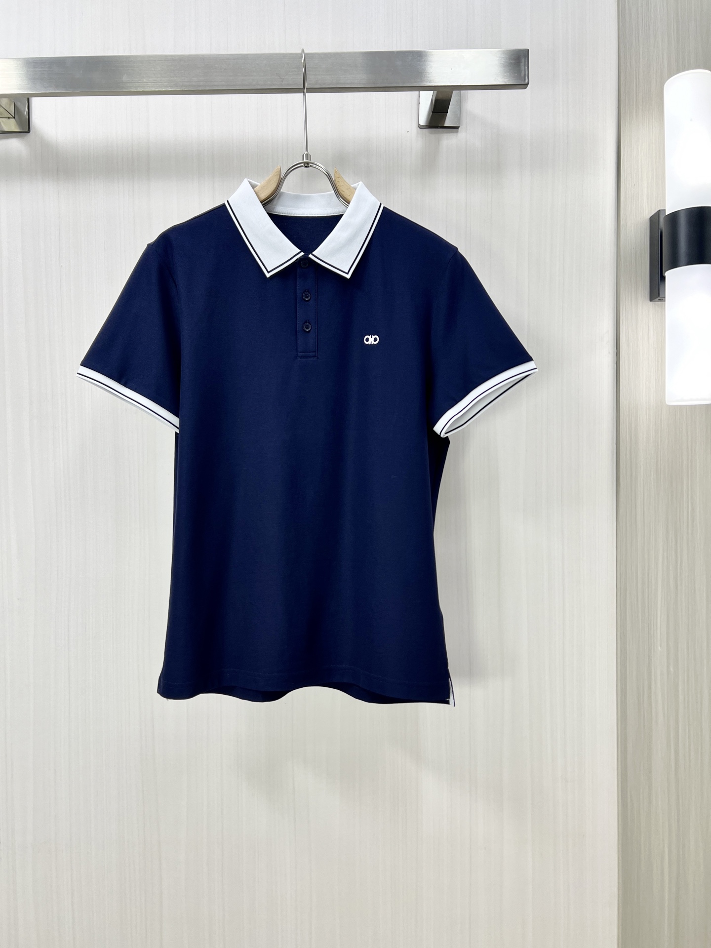 NO:133042,.FERRAGAMO 2025 spring and summer new men's lapel Polo shirt short-sleeved T-shirt is released simultaneously on the counter. Simple, fashionable and versatile, high-end quality, chest brand logo design, lapel specific knitted flat feet, perfect color blocking, customized imported double-strand mercerized bead floor cotton fabric, comfortable to wear, breathable, high grade and very textured, fashionable and casual!  Original single production J code number M-3XL, ferragamo, ferragamo, T-shirt, tees, t-shirt, alexander wang19860909.FERRAGAMO 菲拉格慕 2025春夏新款男士翻领Polo衫短袖T恤 柜台同步发售 简洁时尚百搭 高端品质 胸前品牌logo设计 翻领特定针织平整收脚,完美拼色,定制进口双股丝光珠地棉面料 穿着舒适 透气 档次高很有质感 时尚又休闲！原单出品J码数M-3XL,,ferragamo,ferragamo,T-shirt,tees，t-shirt,alexander wang,Men's clothing