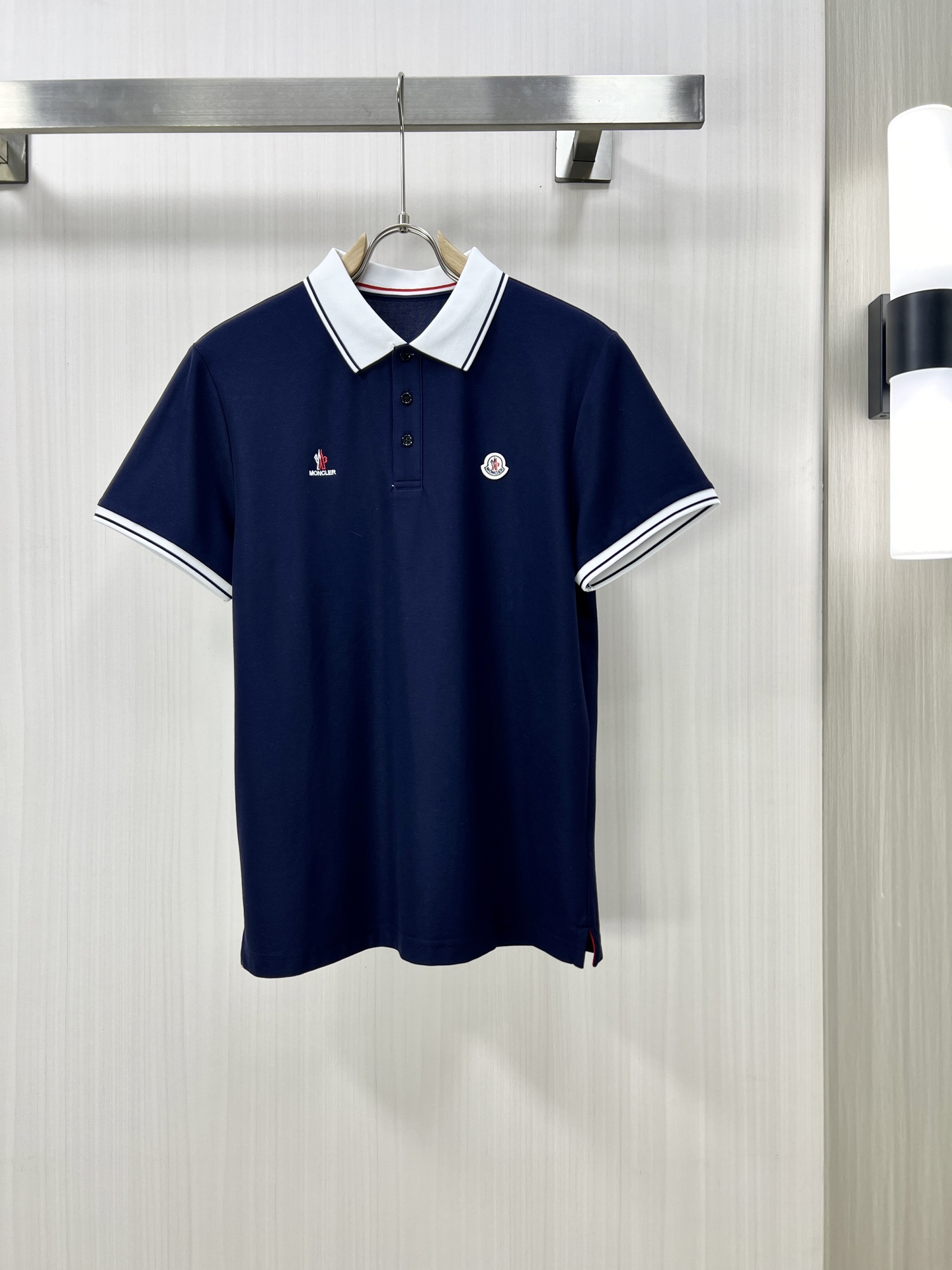 NO:134423,.MONCLER 2025 Spring and Summer New Men's Lapel Polo Shirt Short-sleeved T-shirt is released simultaneously on the counter. Simple, fashionable and versatile. High-end quality. Brand logo design on the chest. Lapel specific knitted flat feet, perfect color blocking, customized imported double-strand mercerized bead floor cotton fabric. Comfortable to wear, breathable, high grade and very textured, fashionable and casual!  Original single production J code number M-3XL, christian louboutin, Moncler, T-shirt, tees, t-shirt, alexander wang19860909.MONCLER 蒙口 2025春夏新款男士翻领Polo衫短袖T恤 柜台同步发售 简洁时尚百搭 高端品质 胸前品牌logo设计 翻领特定针织平整收脚,完美拼色,定制进口双股丝光珠地棉面料 穿着舒适 透气 档次高很有质感 时尚又休闲！原单出品J码数M-3XL,,christian louboutin,Moncler,T-shirt,tees，t-shirt,alexander wang,Men's clothing