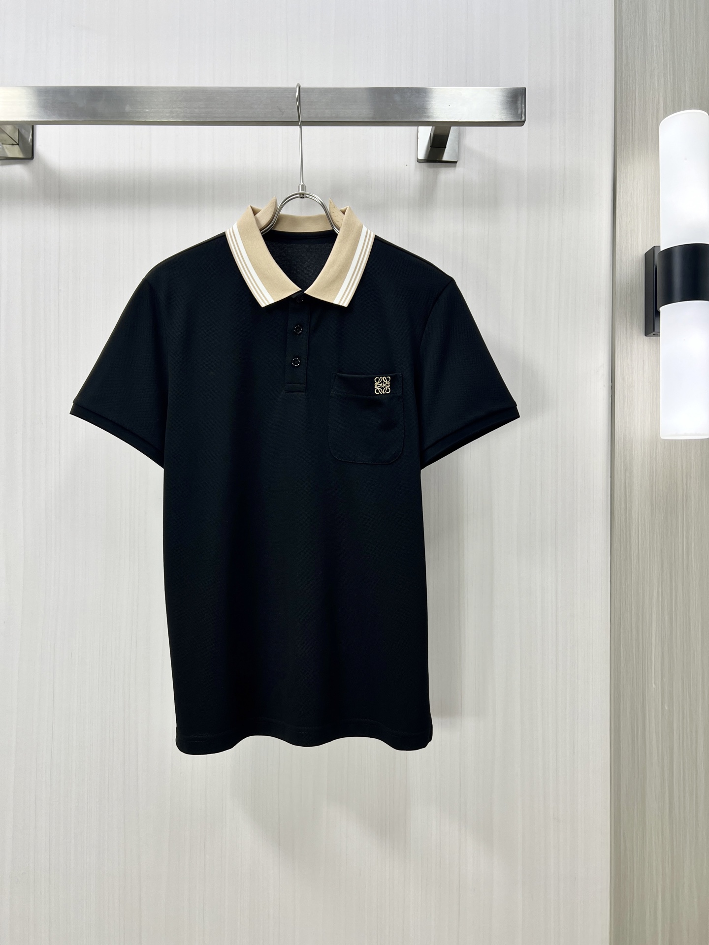 NO:133044,.LOEWE 2025 spring and summer new men's lapel Polo shirt short-sleeved T-shirt is released simultaneously on the counter. Simple, fashionable and versatile, high-end quality, chest brand logo design, lapel specific knitted flat feet, perfect color blocking, customized imported double-strand mercerized bead floor cotton fabric, comfortable to wear, breathable, high grade and very textured, fashionable and casual!  Original single production J code number M-3XL, loewe, loewe, T-shirt, tees, t-shirt, alexander wang19860909.LOEWE 罗意威 2025春夏新款男士翻领Polo衫短袖T恤 柜台同步发售 简洁时尚百搭 高端品质 胸前品牌logo设计 翻领特定针织平整收脚,完美拼色,定制进口双股丝光珠地棉面料 穿着舒适 透气 档次高很有质感 时尚又休闲！原单出品J码数M-3XL,,loewe,loewe,T-shirt,tees，t-shirt,alexander wang,Men's clothing