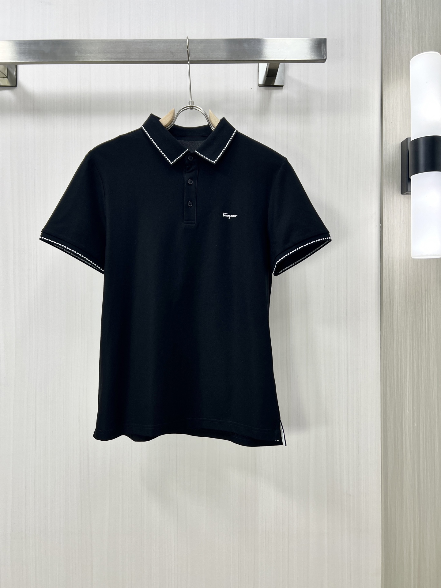 NO:134426,.FERRAGAMO 2025 spring and summer new men's lapel Polo shirt short-sleeved T-shirt is released simultaneously on the counter. Simple, fashionable and versatile, high-end quality, chest brand logo design, lapel specific knitted flat feet, perfect color blocking, customized imported double-strand mercerized bead floor cotton fabric, comfortable to wear, breathable, high grade and very textured, fashionable and casual!  Original single production J code number M-3XL, ferragamo, ferragamo, T-shirt, tees, t-shirt, alexander wang19860909.FERRAGAMO 菲拉格慕 2025春夏新款男士翻领Polo衫短袖T恤 柜台同步发售 简洁时尚百搭 高端品质 胸前品牌logo设计 翻领特定针织平整收脚,完美拼色,定制进口双股丝光珠地棉面料 穿着舒适 透气 档次高很有质感 时尚又休闲！原单出品J码数M-3XL,,ferragamo,ferragamo,T-shirt,tees，t-shirt,alexander wang,Men's clothing