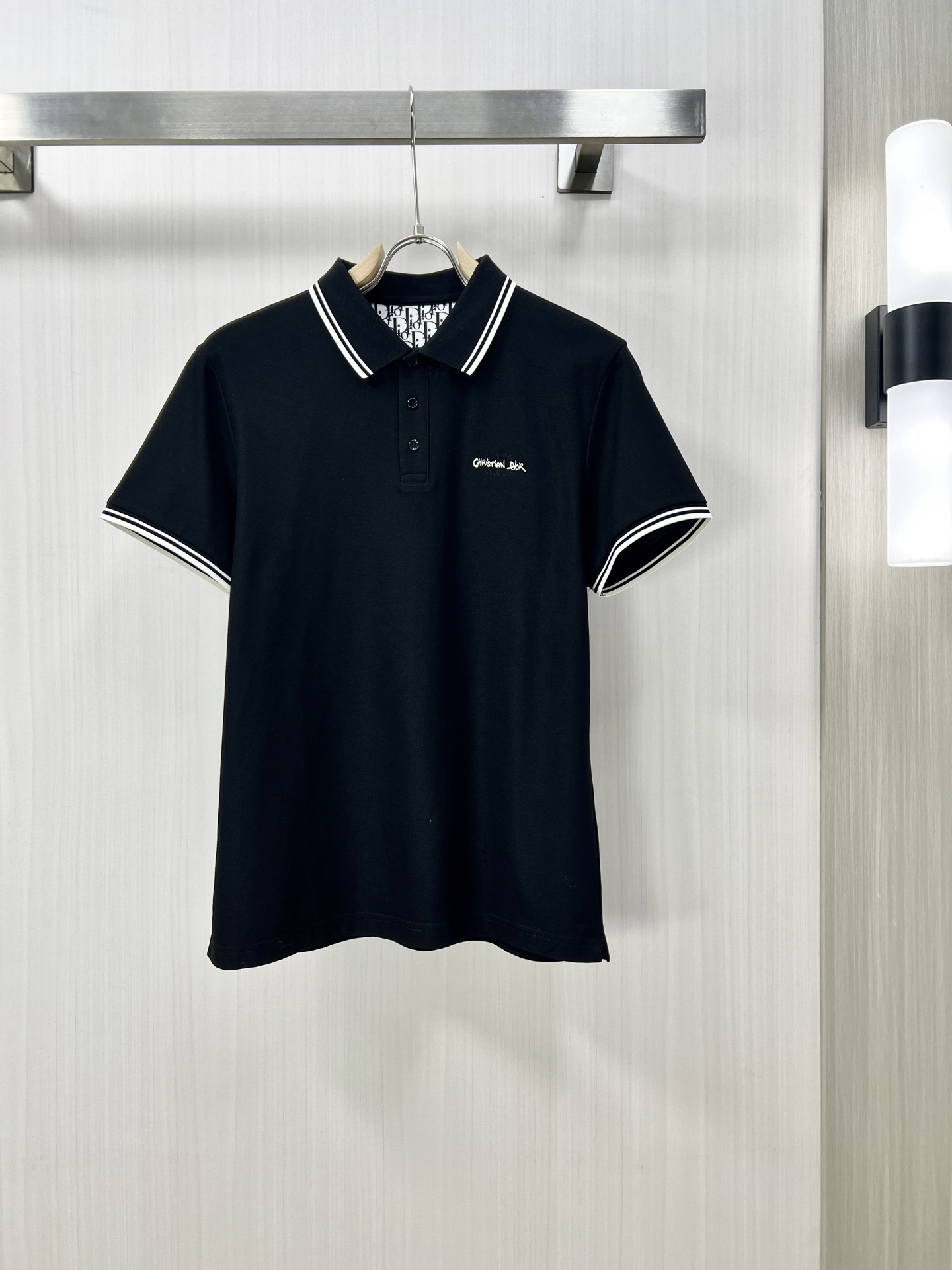 NO:134417,.DIOR 2025 spring and summer new men's lapel Polo shirt short-sleeved T-shirt is released simultaneously on the counter. Simple, fashionable and versatile, high-end quality, chest brand logo design, lapel specific knitted flat feet, perfect color blocking, customized imported double-strand mercerized bead floor cotton fabric, comfortable to wear, breathable, high grade and very textured, fashionable and casual!  Original single production J code number M-3XL, dior, dior, T-shirt, tees, t-shirt, alexander wang19860909.DIOR 迪奥 2025春夏新款男士翻领Polo衫短袖T恤 柜台同步发售 简洁时尚百搭 高端品质 胸前品牌logo设计 翻领特定针织平整收脚,完美拼色,定制进口双股丝光珠地棉面料 穿着舒适 透气 档次高很有质感 时尚又休闲！原单出品J码数M-3XL,,dior,dior,T-shirt,tees，t-shirt,alexander wang,Men's clothing