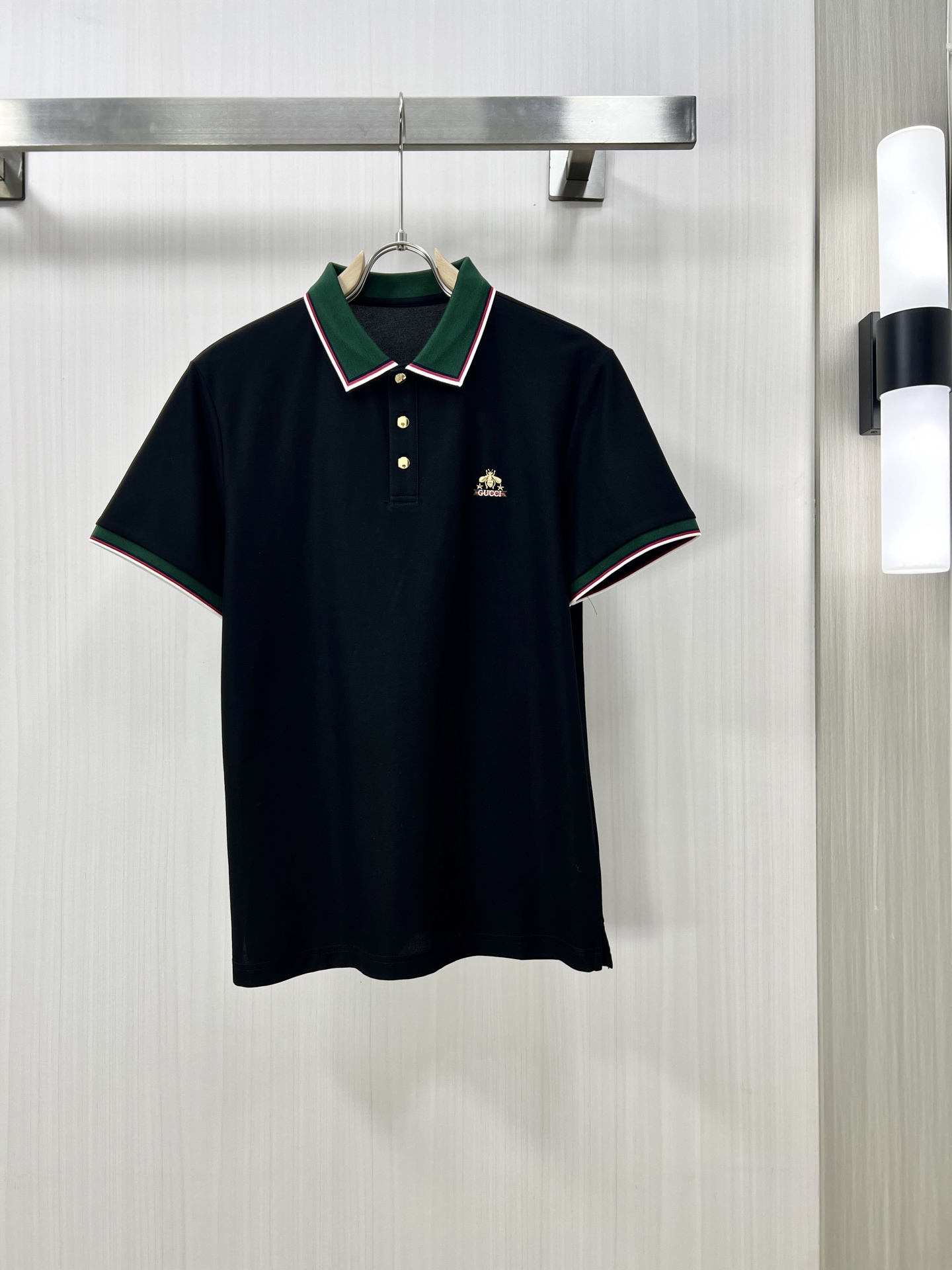 NO:134420,.GUCCI Guqi 2025 spring and summer new men's lapel Polo shirt short-sleeved T-shirt is released simultaneously on the counter. Simple, fashionable and versatile, high-end quality, chest brand logo design, lapel specific knitted flat feet, perfect color blocking, customized imported double-strand mercerized bead floor cotton fabric, comfortable to wear, breathable, high grade and very textured, fashionable and casual!  Original single production J code number M-3XL, gucci, T-shirt, tees, t-shirt, alexander wang19860909.GUCCI 古奇 2025春夏新款男士翻领Polo衫短袖T恤 柜台同步发售 简洁时尚百搭 高端品质 胸前品牌logo设计 翻领特定针织平整收脚,完美拼色,定制进口双股丝光珠地棉面料 穿着舒适 透气 档次高很有质感 时尚又休闲！原单出品J码数M-3XL,,gucci,T-shirt,tees，t-shirt,alexander wang,Men's clothing