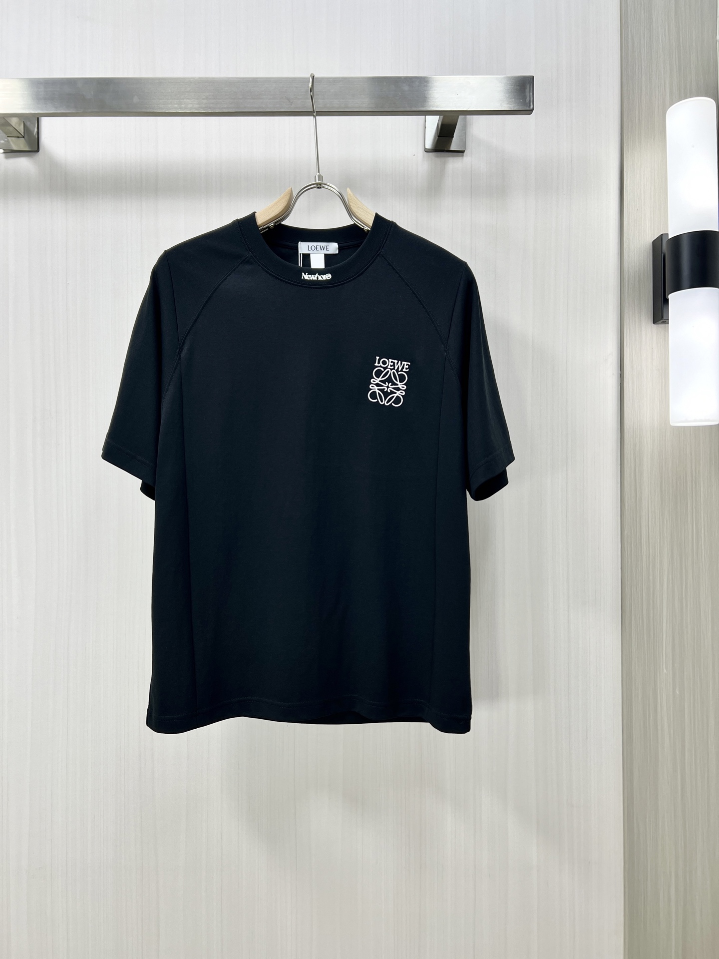 NO:162510,.LOEWE Luo Yiwei high-end fabric 2025 spring and summer new product is launched in a fashionable and classic round neck short-sleeved fashion item design, more fashionable and comfortable, high-standard customization, very stylish upper body, classic LOGO pattern on the chest brand customer-supplied auxiliary materials, customer-supplied imported high-end fabric with very delicate texture, exquisite details and exquisite craftsmanship, extremely shaping item, can be matched with any fashion, super good style, a must-have item for trendy men's counter size: M-3xl shipped the next day!  ,loewe,loewe,T-shirt,alexander wang19860909.LOEWE 罗意威 高定面料 2025春夏新品上市时尚经典圆领短袖时尚单品设计,更加时尚舒适,高标准定制,上身非常有型,胸前品牌经典LOGO 图案 客供辅料,客供进口高档面料质感非常细腻,细节工艺精湛考究,塑造性极高的一款单品,任何时装都可以搭配,版型超级好 潮男必备单品 fu专柜尺码:M-3xl 隔天出货！,,loewe,loewe,T-shirt,alexander wang,Men's clothing