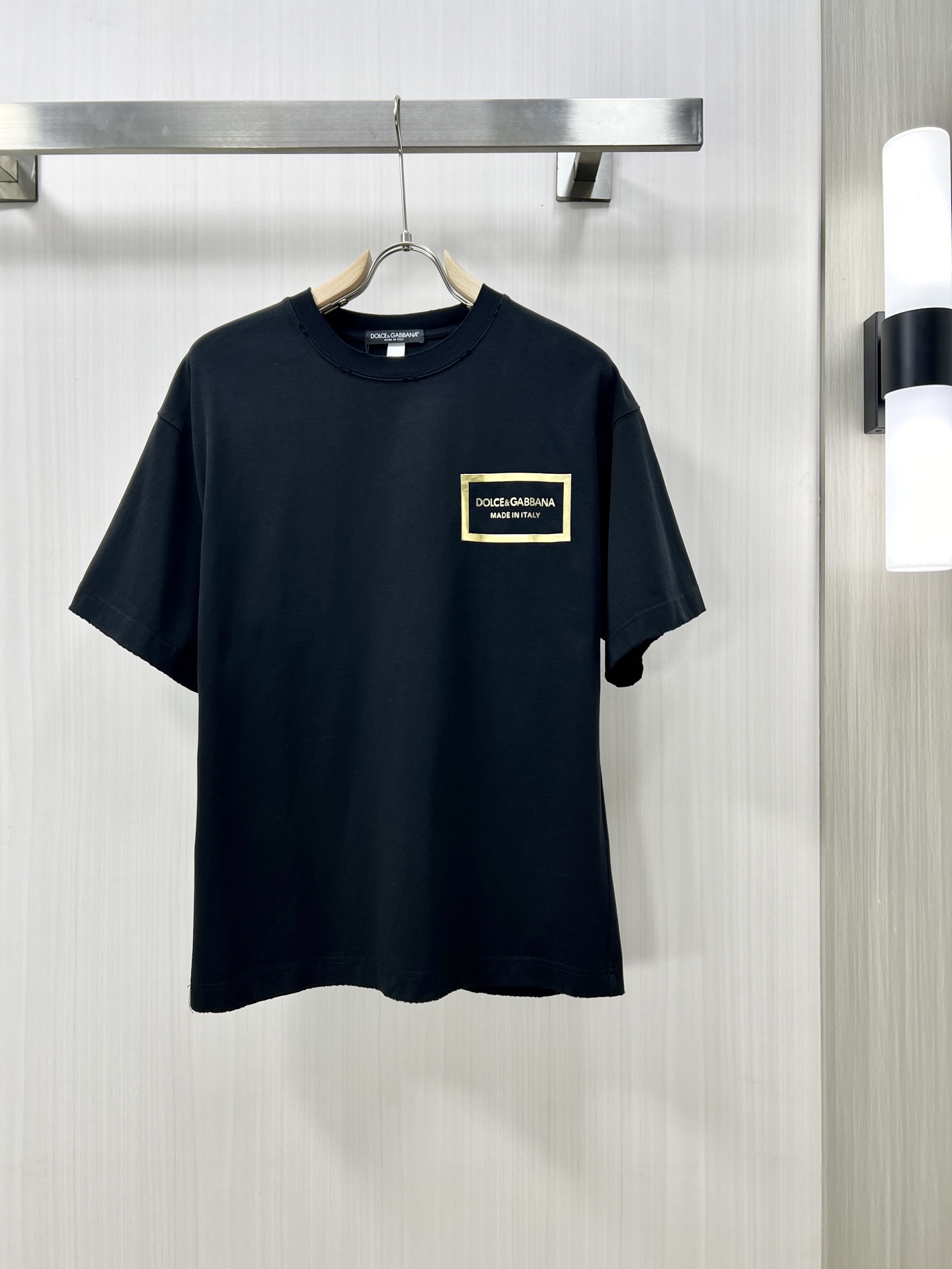 NO:162514,.DG high-end fabric 2025 spring and summer new products are launched in the market, fashionable classic round neck short-sleeved fashion item design, more fashionable and comfortable, high-standard customization, very stylish upper body, classic LOGO pattern on the chest brand customer-supplied auxiliary materials, customer-supplied imported high-end fabric with very delicate texture, exquisite details and exquisite craftsmanship, extremely shaping item, can be matched with any fashion, super good style, a must-have item for trendy men's counter size: M-3xl shipped the next day!  ,Dolce & Gabbana,T-shirt,alexander wang19860909.DG 高定面料 2025春夏新品上市时尚经典圆领短袖时尚单品设计,更加时尚舒适,高标准定制,上身非常有型,胸前品牌经典LOGO 图案 客供辅料,客供进口高档面料质感非常细腻,细节工艺精湛考究,塑造性极高的一款单品,任何时装都可以搭配,版型超级好 潮男必备单品 fu专柜尺码:M-3xl 隔天出货！,,Dolce&Gabbana,T-shirt,alexander wang,Men's clothing