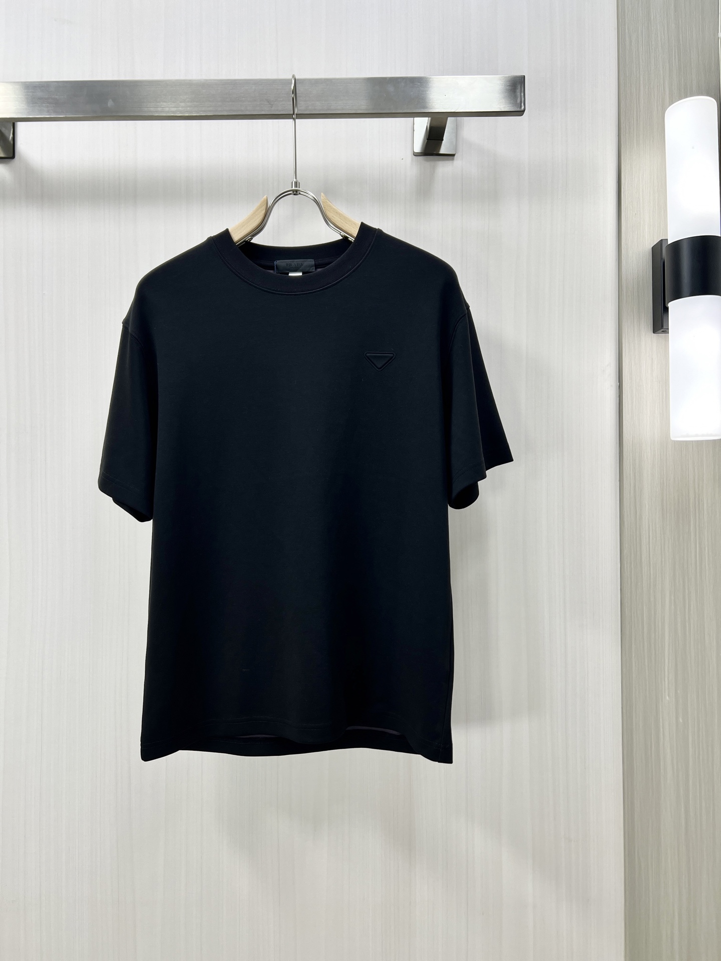 NO:412303,.PRADA Prada high-end fabric 2025 spring and summer new products are launched in the market, fashionable classic round neck short-sleeved fashion item design, more fashionable and comfortable, high-standard customization, very stylish upper body, classic LOGO pattern on the chest brand customer-supplied auxiliary materials, customer-supplied imported high-end fabric with very delicate texture, exquisite details and exquisite craftsmanship, extremely shaping item, can be matched with any fashion, super good style, a must-have item for trendy men's counter size: M-3xl shipped the next day!  ,,prada,prada,T-shirt,alexander wang19860909.PRADA 普拉达 高定面料 2025春夏新品上市时尚经典圆领短袖时尚单品设计,更加时尚舒适,高标准定制,上身非常有型,胸前品牌经典LOGO 图案 客供辅料,客供进口高档面料质感非常细腻,细节工艺精湛考究,塑造性极高的一款单品,任何时装都可以搭配,版型超级好 潮男必备单品 fu专柜尺码:M-3xl 隔天出货！,,prada,prada,T-shirt,alexander wang,Men's clothing