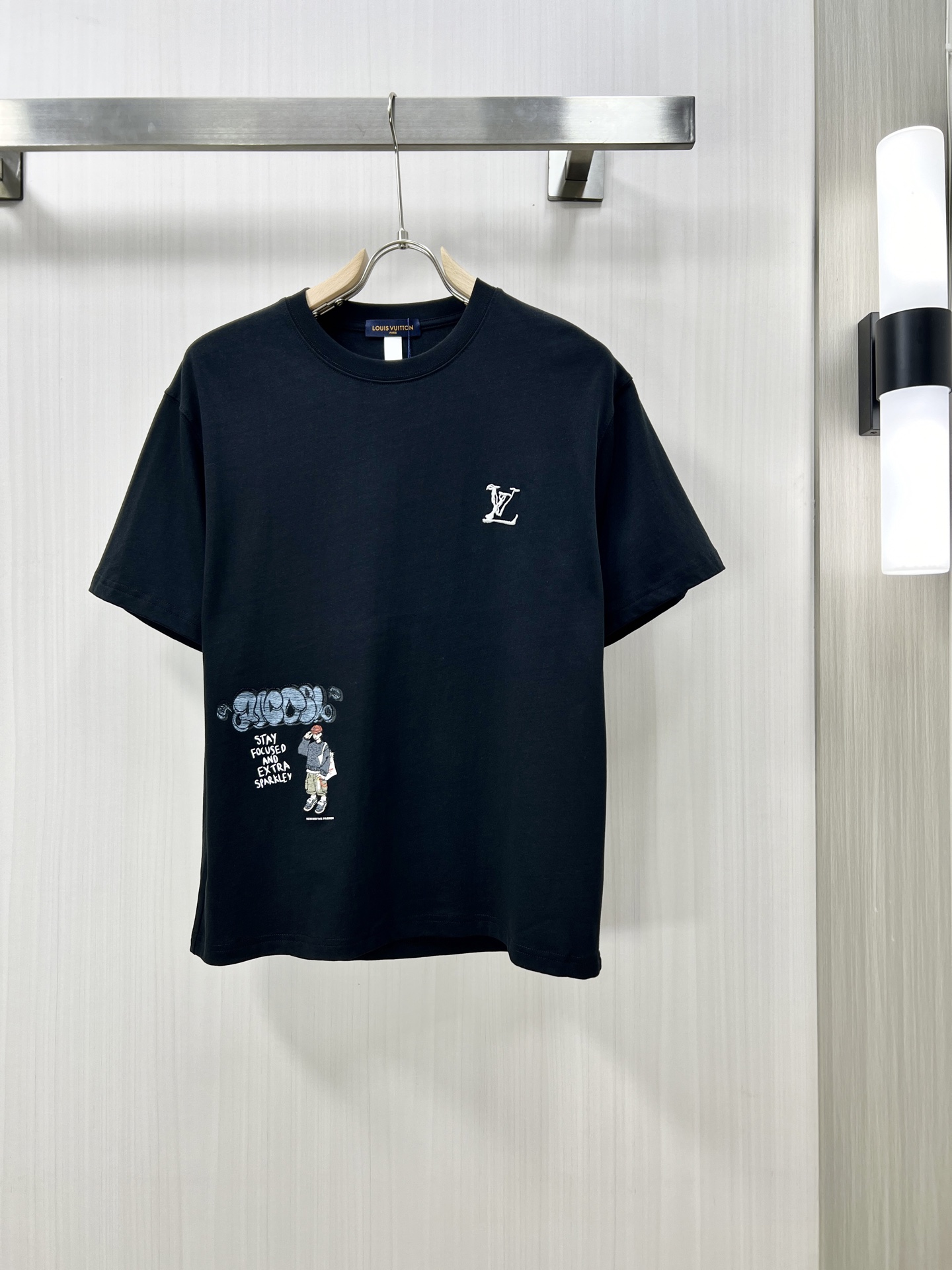 NO:162516,.1v high-end fabrics 2025 spring and summer new products are launched in the market. Fashionable classic round neck short-sleeved fashion item design, more fashionable and comfortable, high-standard customization, very stylish upper body, classic LOGO pattern on the chest brand customer-supplied auxiliary materials, customer-supplied imported high-end fabrics with very delicate texture, exquisite details and exquisite craftsmanship, extremely shaping item, can be matched with any fashion, super good style, a must-have item for trendy men's counter size: M-3xl shipped the next day!  ,T-shirt,alexander wang19860909.1v 高定面料 2025春夏新品上市时尚经典圆领短袖时尚单品设计,更加时尚舒适,高标准定制,上身非常有型,胸前品牌经典LOGO 图案 客供辅料,客供进口高档面料质感非常细腻,细节工艺精湛考究,塑造性极高的一款单品,任何时装都可以搭配,版型超级好 潮男必备单品 fu专柜尺码:M-3xl 隔天出货！,,T-shirt,alexander wang,Men's clothing