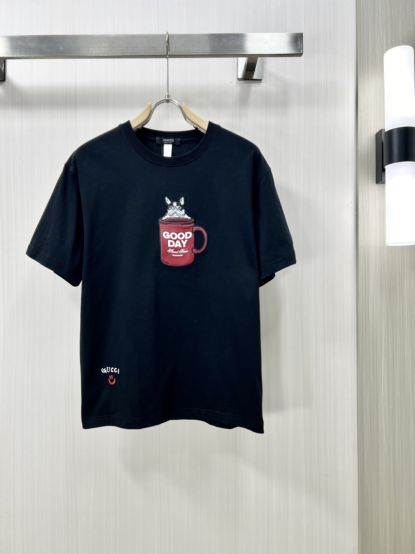 NO:162518,.GUCCI Guqi high-end fabric 2025 spring and summer new products are available for sale, fashionable classic round neck short-sleeved fashion item design, more fashionable and comfortable, high-standard customization, very stylish upper body, classic LOGO pattern on the chest brand customer-supplied auxiliary materials, customer-supplied imported high-end fabric with very delicate texture, exquisite details and exquisite craftsmanship, extremely shaping item, can be matched with any fashion, super good style, a must-have item for trendy men's counter size: M-3xl shipped the next day!  ,gucci,T-shirt,alexander wang19860909.GUCCI 古奇 高定面料 2025春夏新品上市时尚经典圆领短袖时尚单品设计,更加时尚舒适,高标准定制,上身非常有型,胸前品牌经典LOGO 图案 客供辅料,客供进口高档面料质感非常细腻,细节工艺精湛考究,塑造性极高的一款单品,任何时装都可以搭配,版型超级好 潮男必备单品 fu专柜尺码:M-3xl 隔天出货！,,gucci,T-shirt,alexander wang,Men's clothing