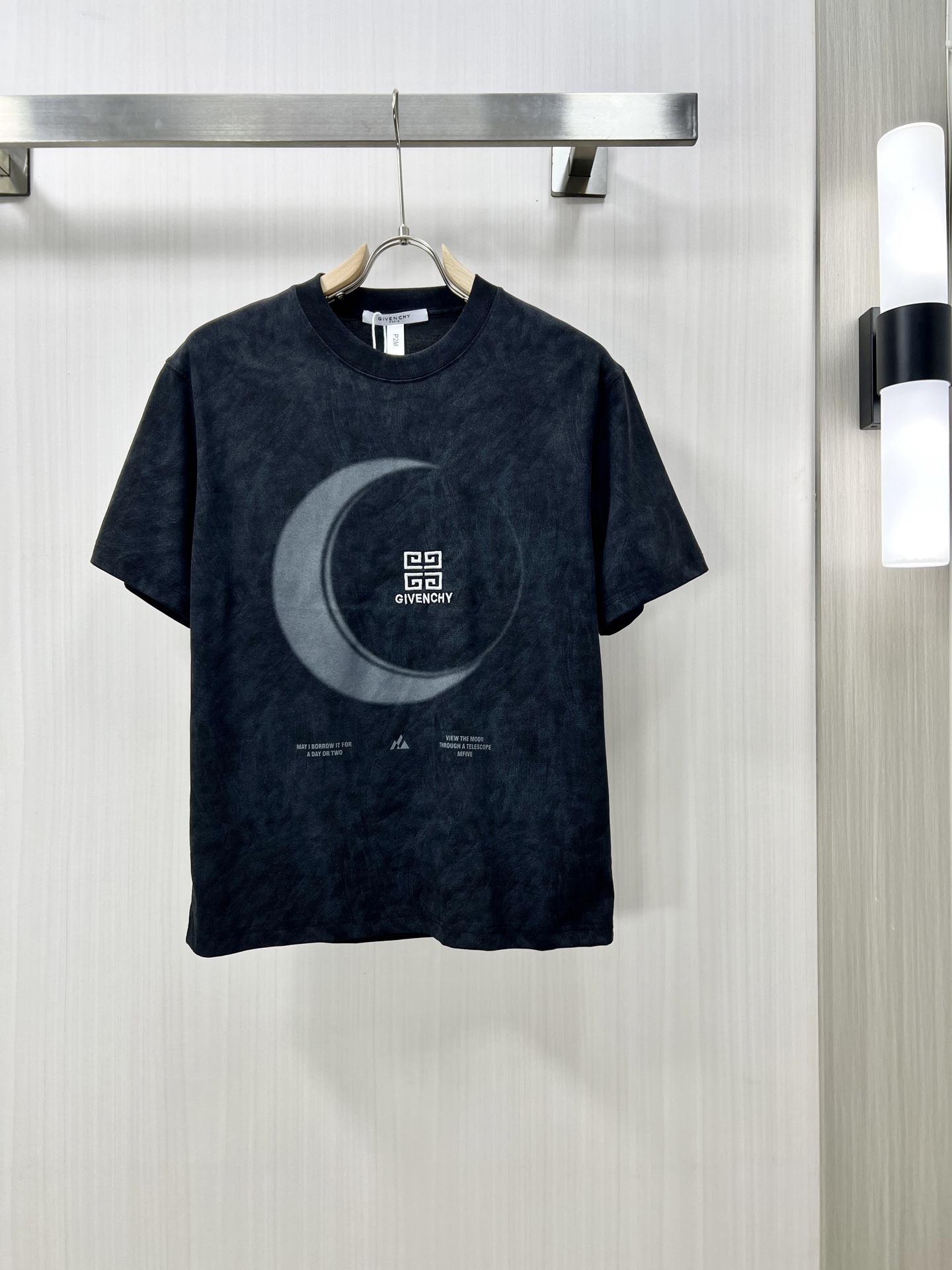 NO:162519,.GIVENCHY Givenchy Haute Clothing Fabric 2025 Spring and Summer New Products are available for sale in a fashionable classic round neck short-sleeved fashion item design, more fashionable and comfortable, high-standard customization, very stylish upper body, classic LOGO pattern on the chest brand customer-supplied auxiliary materials, customer-supplied imported high-end fabric with very delicate texture, exquisite details and exquisite craftsmanship, extremely shaping item, can be matched with any fashion, super good style, a must-have item for trendy men's counter size: M-3xl shipped the next day!  ,,givenchy,givenchy,T-shirt,alexander wang19860909.GIVENCHY 纪梵希 高定面料 2025春夏新品上市时尚经典圆领短袖时尚单品设计,更加时尚舒适,高标准定制,上身非常有型,胸前品牌经典LOGO 图案 客供辅料,客供进口高档面料质感非常细腻,细节工艺精湛考究,塑造性极高的一款单品,任何时装都可以搭配,版型超级好 潮男必备单品 fu专柜尺码:M-3xl 隔天出货！,,givenchy,givenchy,T-shirt,alexander wang,Men's clothing