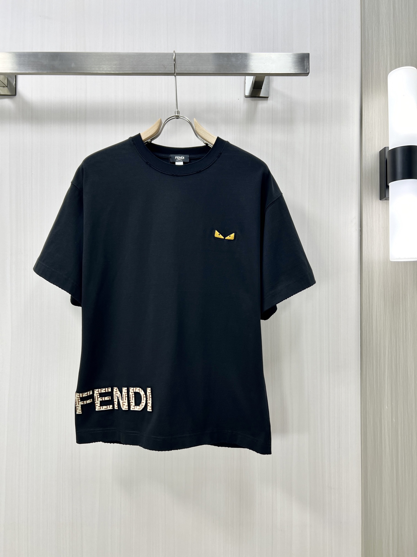 NO:162520,.FENDI Fendi high-end fabric 2025 spring and summer new products are available for sale, fashionable classic round neck short-sleeved fashion item design, more fashionable and comfortable, high-standard customization, very stylish upper body, classic LOGO pattern on the chest brand customer-supplied auxiliary materials, customer-supplied imported high-end fabric with very delicate texture, exquisite details and exquisite craftsmanship, extremely shaping item, can be matched with any fashion, super good style, a must-have item for trendy men's counter size: M-3xl shipped the next day!  ,fendi,fendi,T-shirt,alexander wang19860909.FENDI 芬迪 高定面料 2025春夏新品上市时尚经典圆领短袖时尚单品设计,更加时尚舒适,高标准定制,上身非常有型,胸前品牌经典LOGO 图案 客供辅料,客供进口高档面料质感非常细腻,细节工艺精湛考究,塑造性极高的一款单品,任何时装都可以搭配,版型超级好 潮男必备单品 fu专柜尺码:M-3xl 隔天出货！,,fendi,fendi,T-shirt,alexander wang,Men's clothing