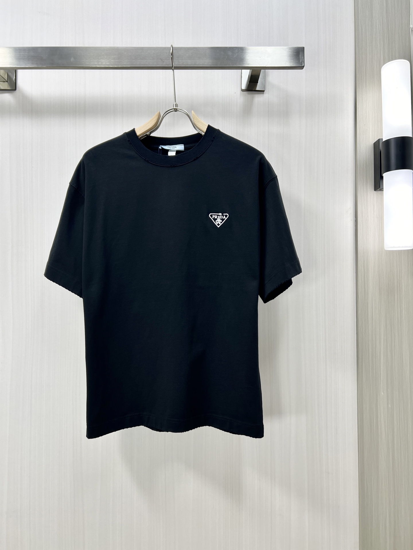 NO:162521,.PRADA Prada high-end fabric 2025 spring and summer new products are launched in the market, fashionable classic round neck short-sleeved fashion item design, more fashionable and comfortable, high-standard customization, very stylish upper body, classic LOGO pattern on the chest brand customer-supplied auxiliary materials, customer-supplied imported high-end fabric with very delicate texture, exquisite details and exquisite craftsmanship, extremely shaping item, can be matched with any fashion, super good style, a must-have item for trendy men's counter size: M-3xl shipped the next day!  ,,prada,prada,T-shirt,alexander wang19860909.PRADA 普拉达 高定面料 2025春夏新品上市时尚经典圆领短袖时尚单品设计,更加时尚舒适,高标准定制,上身非常有型,胸前品牌经典LOGO 图案 客供辅料,客供进口高档面料质感非常细腻,细节工艺精湛考究,塑造性极高的一款单品,任何时装都可以搭配,版型超级好 潮男必备单品 fu专柜尺码:M-3xl 隔天出货！,,prada,prada,T-shirt,alexander wang,Men's clothing