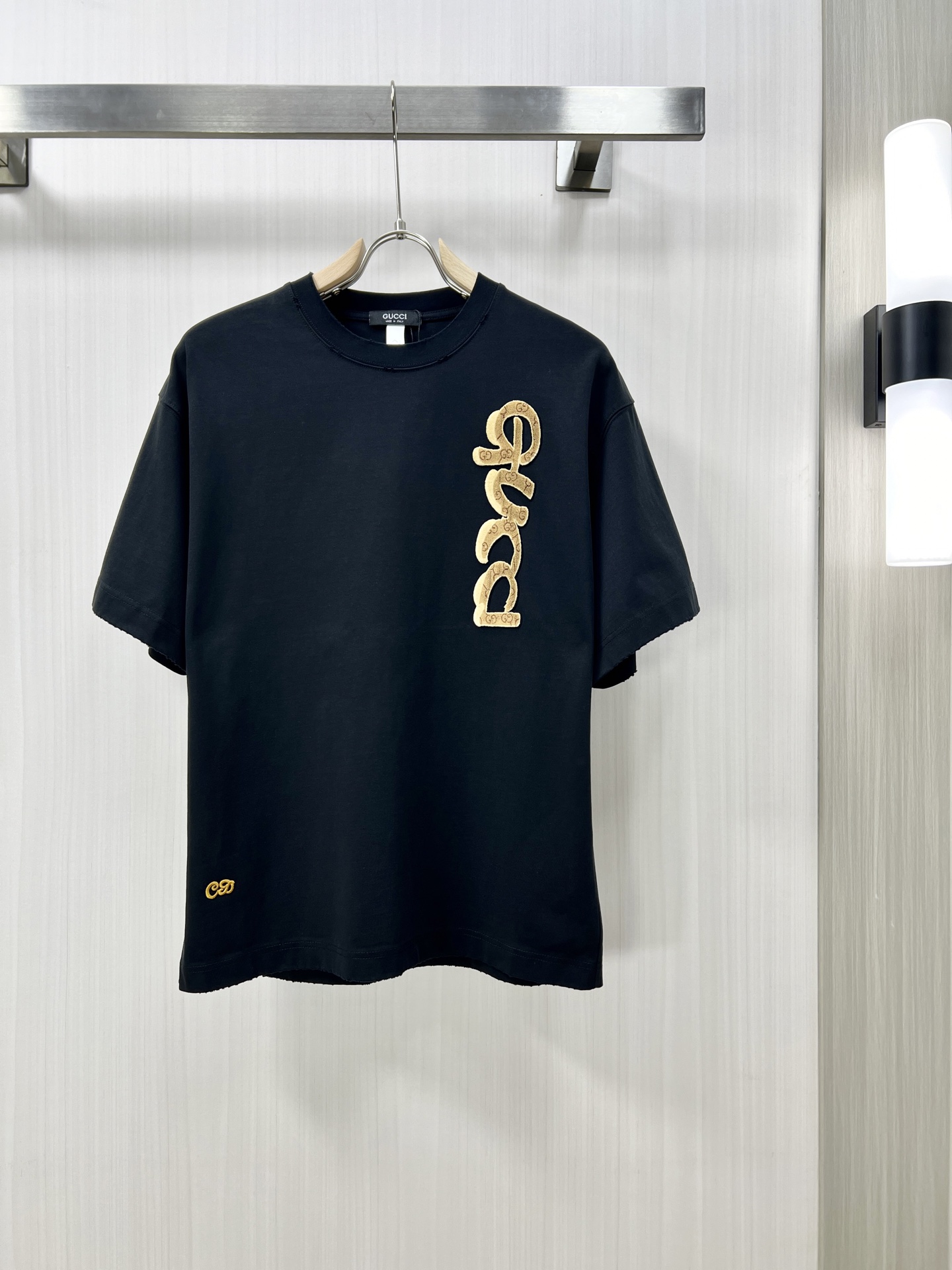 NO:162522,.DIOR DIOR high-end fabrics 2025 spring and summer new products are available for sale, fashionable classic round neck short-sleeved fashion item design, more fashionable and comfortable, high-standard customization, very stylish upper body, classic LOGO pattern on the chest brand customer-supplied auxiliary materials, customer-supplied imported high-end fabrics with very delicate texture, exquisite details and exquisite craftsmanship, extremely shaping item, can be matched with any fashion, super good style, a must-have item for trendy men's counter size: M-3xl shipped the next day!  ,dior,dior,T-shirt,alexander wang19860909.DIOR 迪奥 高定面料 2025春夏新品上市时尚经典圆领短袖时尚单品设计,更加时尚舒适,高标准定制,上身非常有型,胸前品牌经典LOGO 图案 客供辅料,客供进口高档面料质感非常细腻,细节工艺精湛考究,塑造性极高的一款单品,任何时装都可以搭配,版型超级好 潮男必备单品 fu专柜尺码:M-3xl 隔天出货！,,dior,dior,T-shirt,alexander wang,Men's clothing