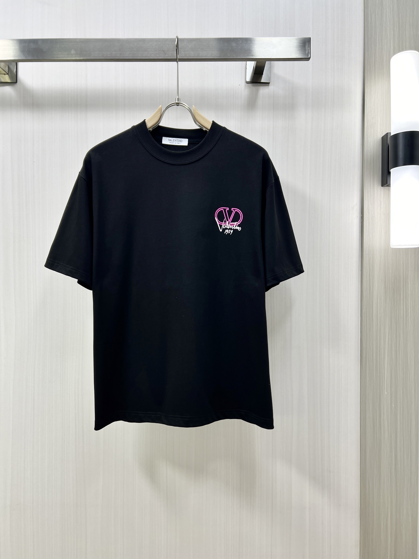 NO:134470,.VALENTINO HAUTURE FAQ 2025 Spring and Summer New Products are available for sale in the fashion classic round neck short-sleeved fashion item design, more fashionable and comfortable, high-standard customization, very stylish upper body, classic LOGO pattern on the chest brand customer-supplied auxiliary materials, customer-supplied imported high-end fabrics with very delicate texture, exquisite details and exquisite craftsmanship, and extremely shaping items, which can be matched with any fashion, and the style is super good. Must-have items for trendy men's counter size: S-2XL The next day, valentino, valentino, T-shirt, alexander wang19860909.VALENTINO 华伦天奴 高定面料 2025春夏新品上市时尚经典圆领短袖时尚单品设计,更加时尚舒适,高标准定制,上身非常有型,胸前品牌经典LOGO 图案 客供辅料,客供进口高档面料质感非常细腻,细节工艺精湛考究,塑造性极高的一款单品,任何时装都可以搭配,版型超级好 潮男必备单品 fu专柜尺码:S-2XL 隔天出,,valentino,valentino,T-shirt,alexander wang,Men's clothing