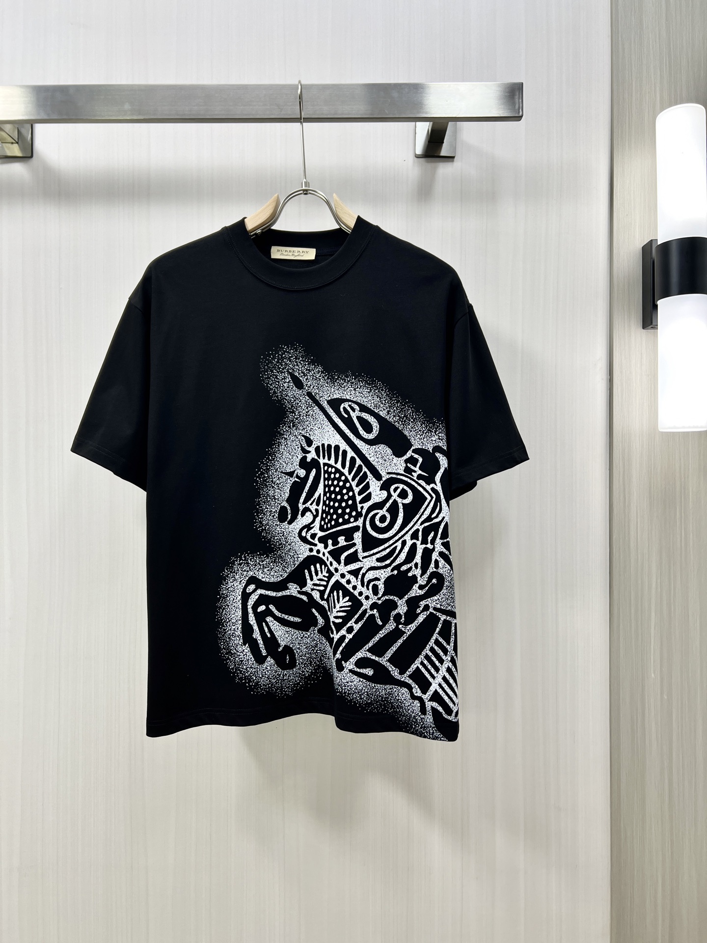 NO:134473,.BURBERRY 日本六文六文六文六文六文六文六文六文六文六文六文六文六文六文六文六文六文六文六文六文六文六文六文六文六文六文六文六文六文六文六文六文六文六文六文六文六文六文六文六文六文六文六文六文六文六文六文六文六文六文六文六文六文六文六文六文六文六文六文六文六文六文六文六文六文六文六文六文六文六文六文六文六文六文六文六文六文六文六文六文六文六文六�19860909.BURBERRY 巴宝莉 高定面料 2025春夏新品上市时尚经典圆领短袖时尚单品设计,更加时尚舒适,高标准定制,上身非常有型,胸前品牌经典LOGO 图案 客供辅料,客供进口高档面料质感非常细腻,细节工艺精湛考究,塑造性极高的一款单品,任何时装都可以搭配,版型超级好 潮男必备单品 fu专柜尺码:S-2XL 隔天出,,burberry,burberry,T-shirt,alexander wang,Men's clothing