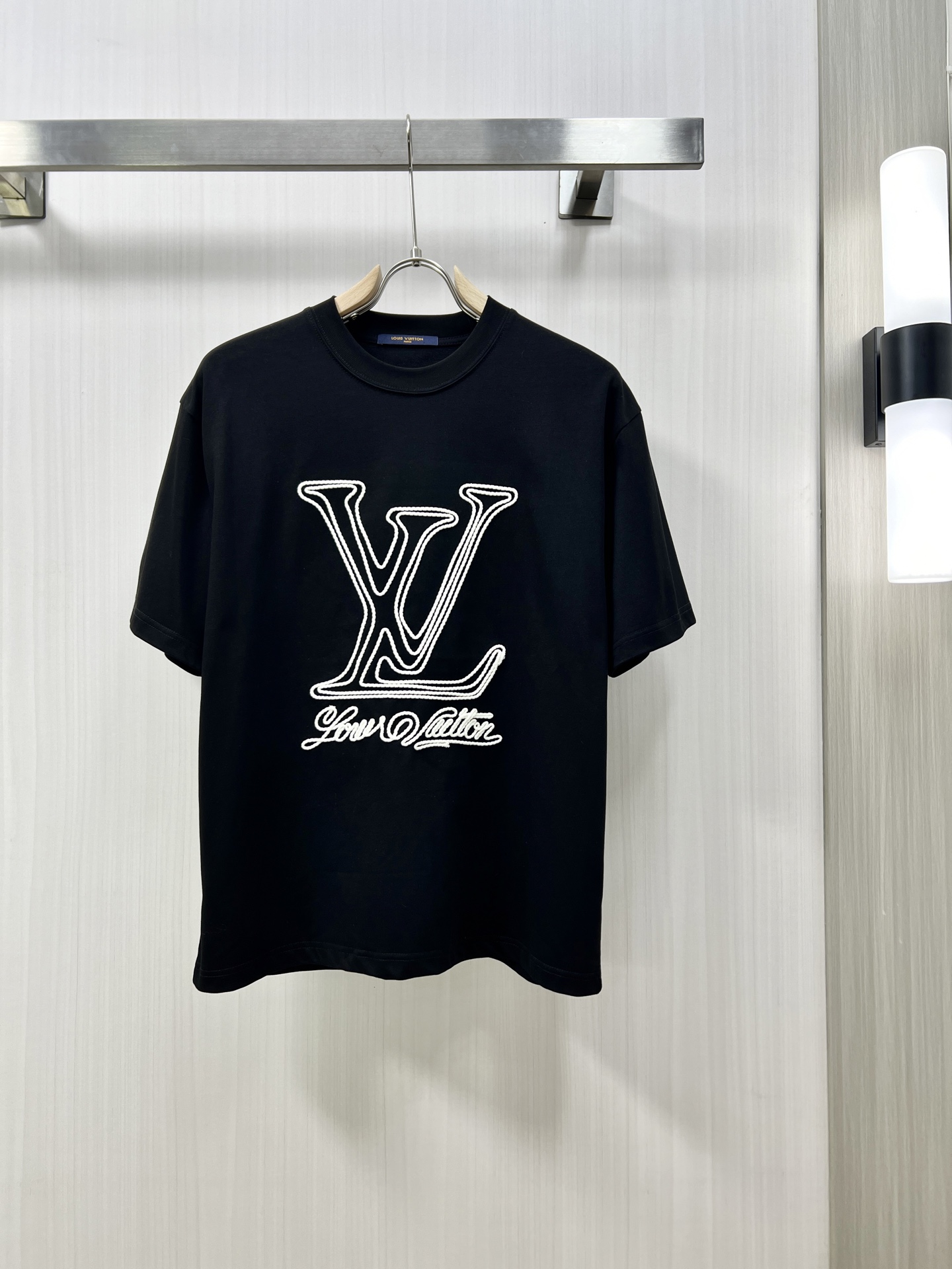 NO:134476,.1v high-end fabric 2025 spring and summer new products are available for sale, fashionable classic round neck short-sleeved fashion item design, more fashionable and comfortable, high-standard customization, very stylish upper body, classic LOGO pattern on the chest brand customer-supplied auxiliary materials, customer-supplied imported high-end fabric with very delicate texture, exquisite details and exquisite craftsmanship, extremely shaping item, can be matched with any fashion, super good style, trendy men's essential items fu counter size: S-2XL The next day, T-shirt, alexander wang19860909.1v 高定面料 2025春夏新品上市时尚经典圆领短袖时尚单品设计,更加时尚舒适,高标准定制,上身非常有型,胸前品牌经典LOGO 图案 客供辅料,客供进口高档面料质感非常细腻,细节工艺精湛考究,塑造性极高的一款单品,任何时装都可以搭配,版型超级好 潮男必备单品 fu专柜尺码:S-2XL 隔天出,,T-shirt,alexander wang,Men's clothing