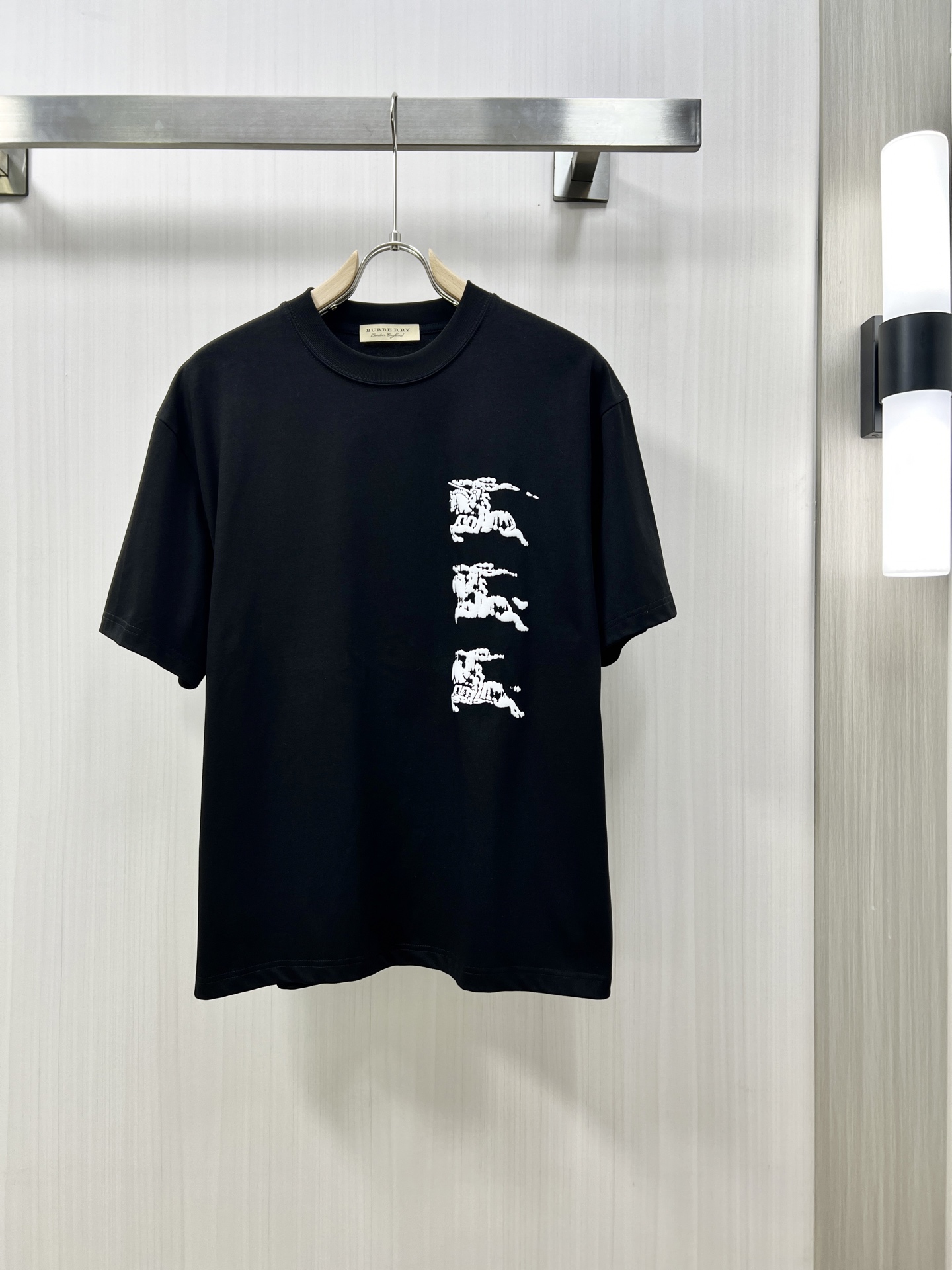 NO:134479,.BURBERRY 日本六文六文六文六文六文六文六文六文六文六文六文六文六文六文六文六文六文六文六文六文六文六文六文六文六文六文六文六文六文六文六文六文六文六文六文六文六文六文六文六文六文六文六文六文六文六文六文六文六文六文六文六文六文六文六文六文六文六文六文六文六文六文六文六文六文六文六文六文六文六文六文六文六文六文六文六文六文六文六文六文六文六文六�19860909.BURBERRY 巴宝莉 高定面料 2025春夏新品上市时尚经典圆领短袖时尚单品设计,更加时尚舒适,高标准定制,上身非常有型,胸前品牌经典LOGO 图案 客供辅料,客供进口高档面料质感非常细腻,细节工艺精湛考究,塑造性极高的一款单品,任何时装都可以搭配,版型超级好 潮男必备单品 fu专柜尺码:S-2XL 隔天出,,burberry,burberry,T-shirt,alexander wang,Men's clothing