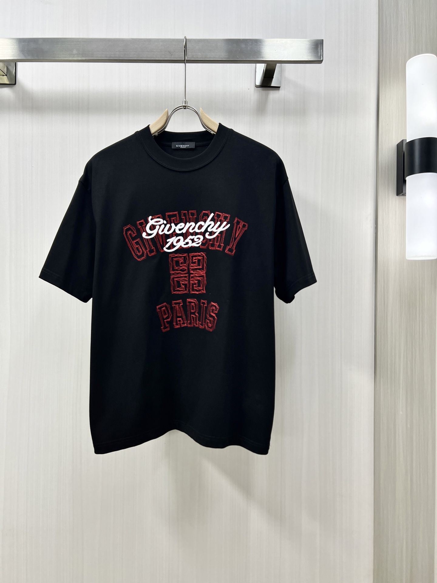 NO:134484,.GIVENCHY Givenchy Haute Clothing Fabric 2025 Spring and Summer New Products are available for sale in Fashion Classic Round Neck Short Sleeve Fashion Product Design, which is more fashionable and comfortable, customized with high standards, and is very stylish on the upper body, and the brand classic LOGO pattern on the chest. Customer-supplied auxiliary materials, customer-supplied imported high-end fabrics with very delicate texture, exquisite details and exquisite craftsmanship, and extremely shaping. It can be matched with any fashion, and the style is super good. Must-have items for trendy men's counter size: S-2XL The next day, given, given, given, given, T-shirt, alexander wang19860909.GIVENCHY 纪梵希 高定面料 2025春夏新品上市时尚经典圆领短袖时尚单品设计,更加时尚舒适,高标准定制,上身非常有型,胸前品牌经典LOGO 图案 客供辅料,客供进口高档面料质感非常细腻,细节工艺精湛考究,塑造性极高的一款单品,任何时装都可以搭配,版型超级好 潮男必备单品 fu专柜尺码:S-2XL 隔天出,,givenchy,givenchy,T-shirt,alexander wang,Men's clothing