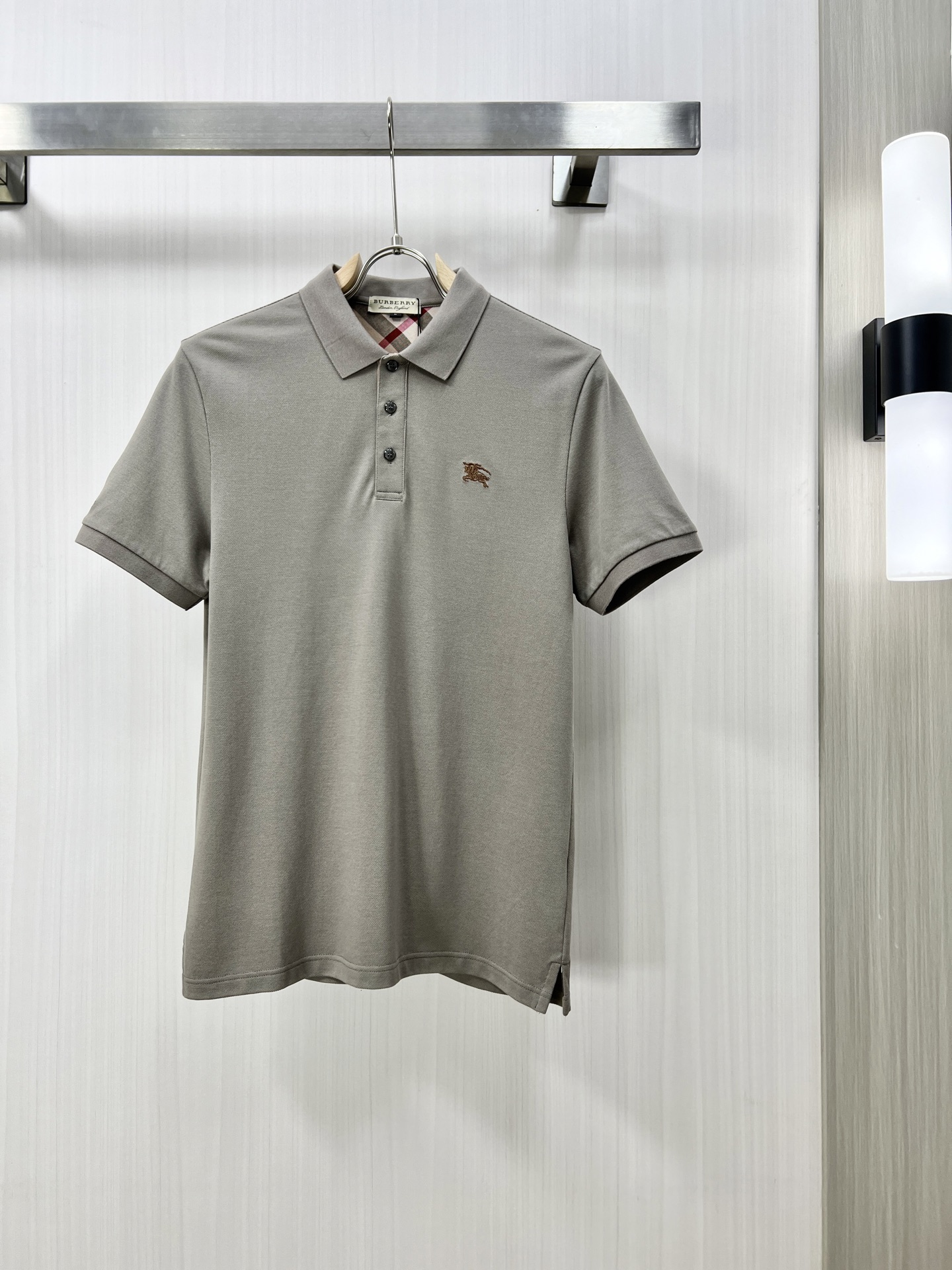 NO:137496,.BURBERRY 2025 spring and summer new men's lapel Polo shirt short-sleeved T-shirt is released simultaneously on the counter. Simple, fashionable and versatile, high-end quality, chest brand logo design, lapel specific knitted flat feet, perfect color blocking, customized imported double-strand mercerized bead floor cotton fabric, comfortable to wear, breathable, high grade and very textured, fashionable and casual!  Original single-product Z code number M-4XL, burberry, burberry, T-shirt, tees, t-shirt, alexander wang19860909.BURBERRY 巴宝莉 2025春夏新款男士翻领Polo衫短袖T恤 柜台同步发售 简洁时尚百搭 高端品质 胸前品牌logo设计 翻领特定针织平整收脚,完美拼色,定制进口双股丝光珠地棉面料 穿着舒适 透气 档次高很有质感 时尚又休闲！原单出品Z码数M-4XL,,burberry,burberry,T-shirt,tees，t-shirt,alexander wang,Men's clothing