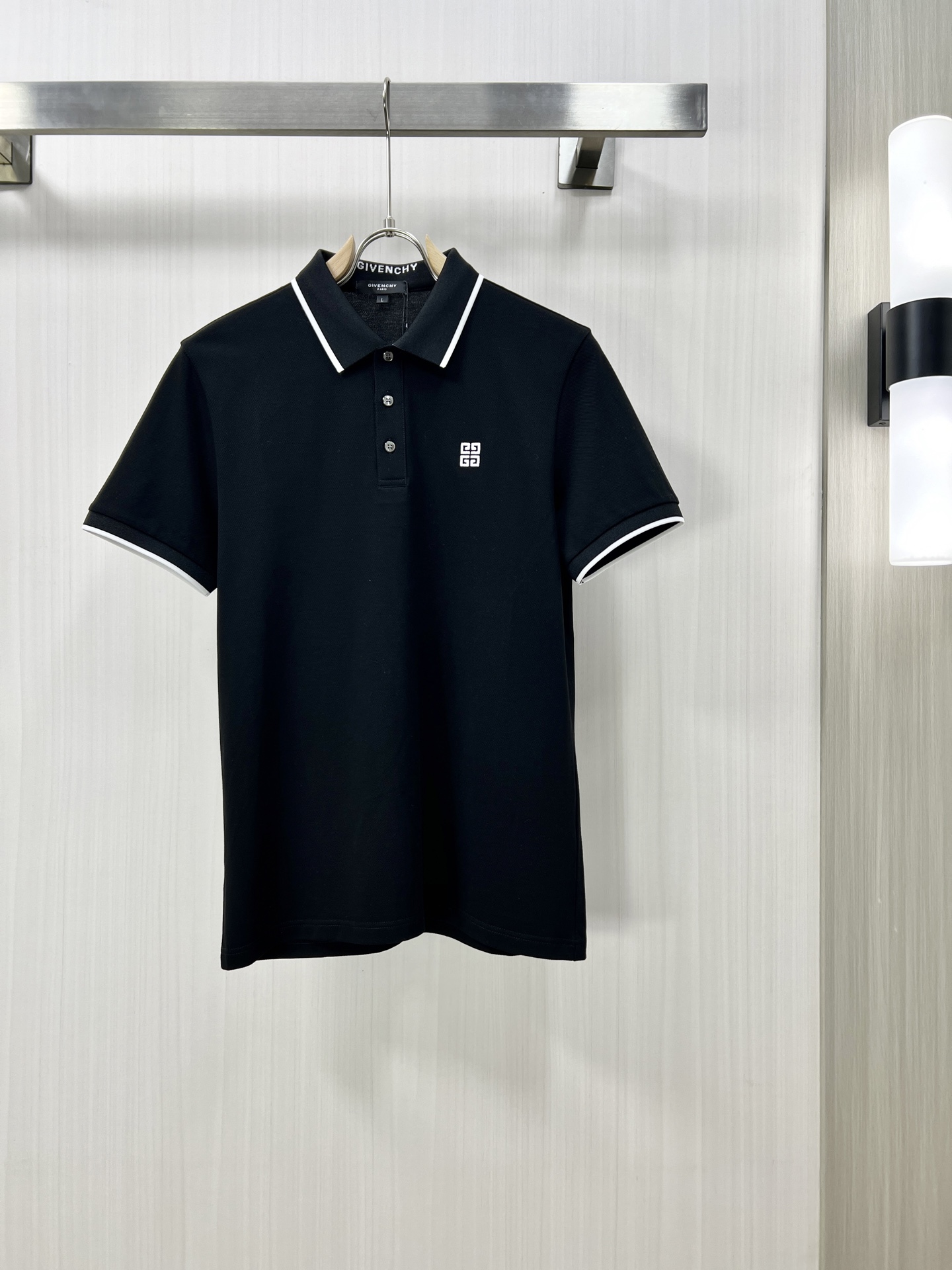 NO:137499,.Givenchy Givenchy 2025 spring and summer new men's lapel Polo shirt short-sleeved T-shirt is released simultaneously on the counter. Simple, fashionable and versatile, high-end quality, chest brand logo design, lapel specific knitted flat feet, perfect color blocking, customized imported double-strand mercerized bead floor cotton fabric, comfortable to wear, breathable, high grade and very textured, fashionable and casual!  Original single-product Z code number M-4XL, given , given , given , T-shirt, tees, t-shirt, alexander wang19860909.Givenchy 纪梵希 2025春夏新款男士翻领Polo衫短袖T恤 柜台同步发售 简洁时尚百搭 高端品质 胸前品牌logo设计 翻领特定针织平整收脚,完美拼色,定制进口双股丝光珠地棉面料 穿着舒适 透气 档次高很有质感 时尚又休闲！原单出品Z码数M-4XL,,givenchy,givenchy,T-shirt,tees，t-shirt,alexander wang,Men's clothing