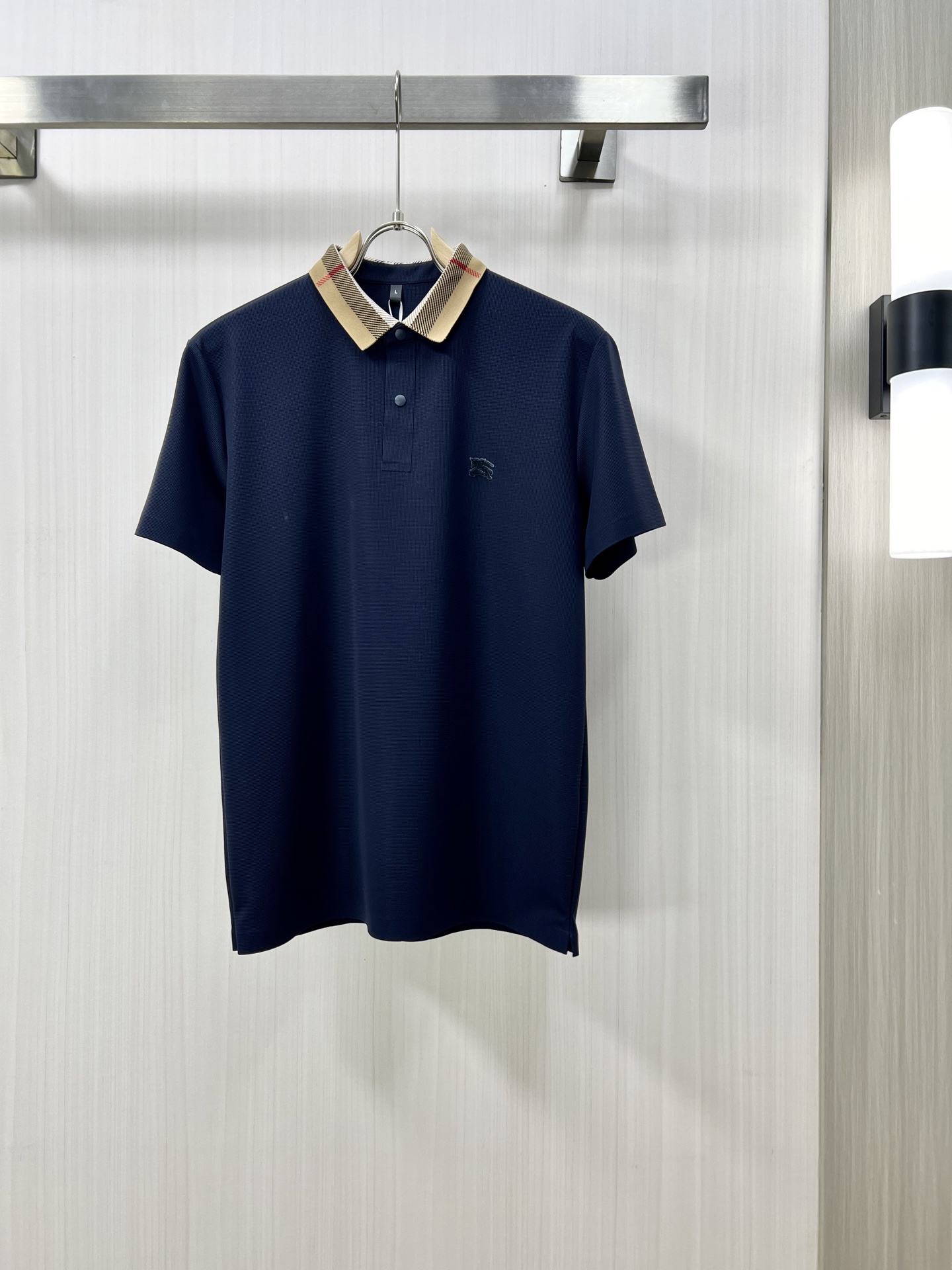 NO:137502,.BURBERRY 2025 spring and summer new men's lapel Polo shirt short-sleeved T-shirt is released simultaneously on the counter. Simple, fashionable and versatile, high-end quality, chest brand logo design, lapel specific knitted flat feet, perfect color blocking, customized imported double-strand mercerized bead floor cotton fabric, comfortable to wear, breathable, high grade and very textured, fashionable and casual!  LU original single production code number M-4XL, burberry, burberry, T-shirt, tees, t-shirt, alexander wang19860909.BURBERRY 巴宝莉 2025春夏新款男士翻领Polo衫短袖T恤 柜台同步发售 简洁时尚百搭 高端品质 胸前品牌logo设计 翻领特定针织平整收脚,完美拼色,定制进口双股丝光珠地棉面料 穿着舒适 透气 档次高很有质感 时尚又休闲！LU原单出品码数M-4XL,,burberry,burberry,T-shirt,tees，t-shirt,alexander wang,Men's clothing