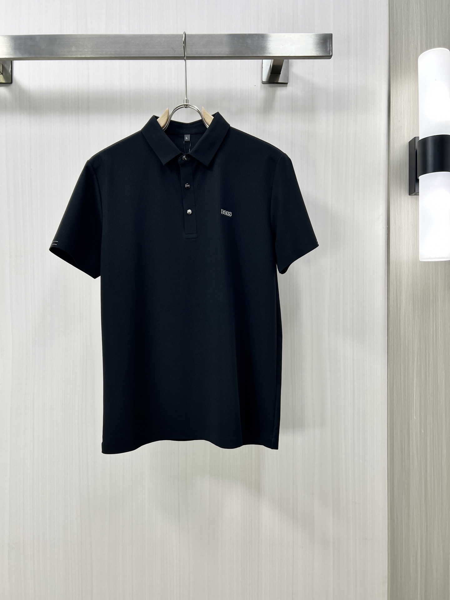 NO:140103,.BOSS 2025 spring and summer new men's lapel Polo shirt short-sleeved T-shirt is released simultaneously on the counter. Simple, fashionable and versatile, high-end quality, chest brand logo design, lapel specific knitted flat feet, perfect color blocking, customized imported double-strand mercerized bead floor cotton fabric, comfortable to wear, breathable, high grade and very textured, fashionable and casual!  LU original single production code number M-4XL, T-shirt,tees, t-shirt,alexander wang19860909.BOSS 2025春夏新款男士翻领Polo衫短袖T恤 柜台同步发售 简洁时尚百搭 高端品质 胸前品牌logo设计 翻领特定针织平整收脚,完美拼色,定制进口双股丝光珠地棉面料 穿着舒适 透气 档次高很有质感 时尚又休闲！LU原单出品码数M-4XL,,T-shirt,tees，t-shirt,alexander wang,Men's clothing