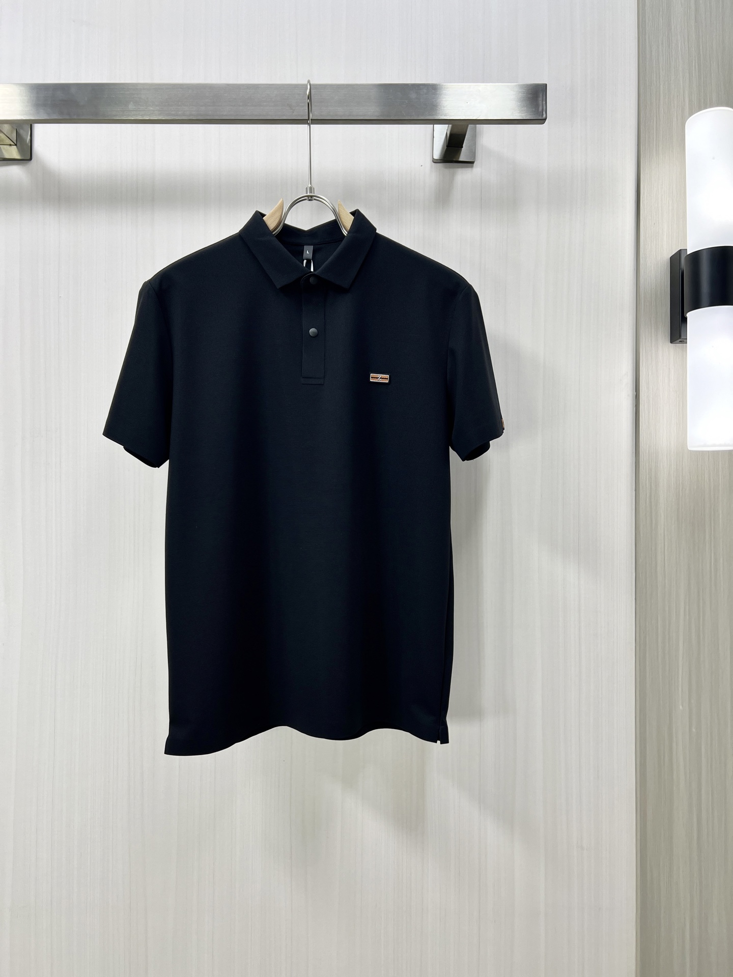 NO:137477,.ZEGNA 2025 spring and summer new men's lapel Polo shirt short-sleeved T-shirt is released simultaneously on the counter. Simple, fashionable and versatile, high-end quality, chest brand logo design, lapel specific knitted flat feet, perfect color blocking, customized imported double-strand mercerized bead floor cotton fabric, comfortable to wear, breathable, high grade and very textured, fashionable and casual!  LU original single production code number M-4XL, zegna, T-shirt,tees, t-shirt,alexander wang19860909.ZEGNA 杰尼亚 2025春夏新款男士翻领Polo衫短袖T恤 柜台同步发售 简洁时尚百搭 高端品质 胸前品牌logo设计 翻领特定针织平整收脚,完美拼色,定制进口双股丝光珠地棉面料 穿着舒适 透气 档次高很有质感 时尚又休闲！LU原单出品码数M-4XL,,zegna,T-shirt,tees，t-shirt,alexander wang,Men's clothing