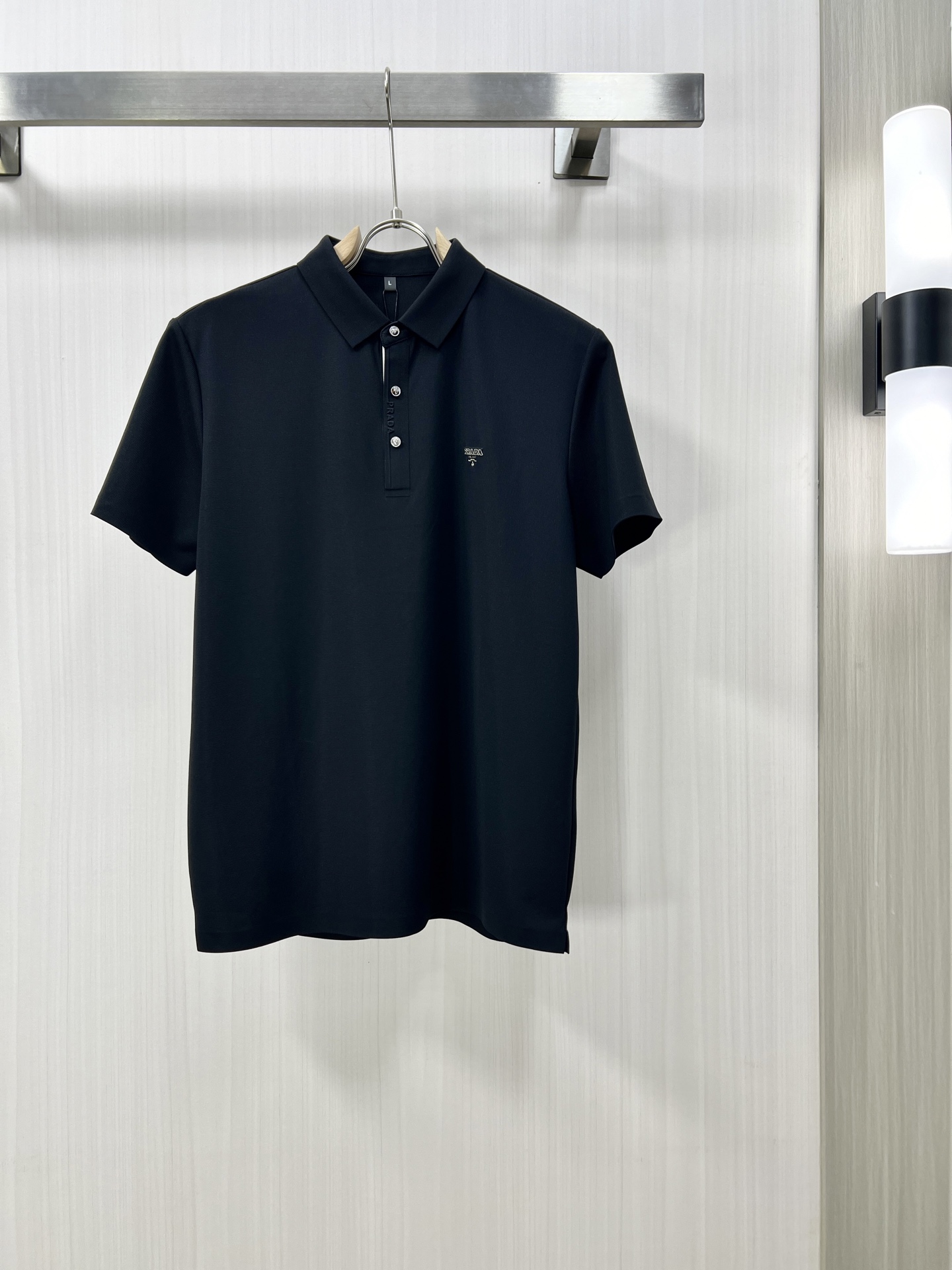 NO:137480,.PRADA 2025 spring and summer new men's lapel Polo shirt short-sleeved T-shirt is released simultaneously on the counter. Simple, fashionable and versatile, high-end quality, chest brand logo design, lapel specific knitted flat feet, perfect color blocking, customized imported double-strand mercerized bead floor cotton fabric, comfortable to wear, breathable, high grade and very textured, fashionable and casual!  LU original single production code number M-4XL, prada, prada, T-shirt, tees, t-shirt, alexander wang19860909.PRADA 普拉达 2025春夏新款男士翻领Polo衫短袖T恤 柜台同步发售 简洁时尚百搭 高端品质 胸前品牌logo设计 翻领特定针织平整收脚,完美拼色,定制进口双股丝光珠地棉面料 穿着舒适 透气 档次高很有质感 时尚又休闲！LU原单出品码数M-4XL,,prada,prada,T-shirt,tees，t-shirt,alexander wang,Men's clothing