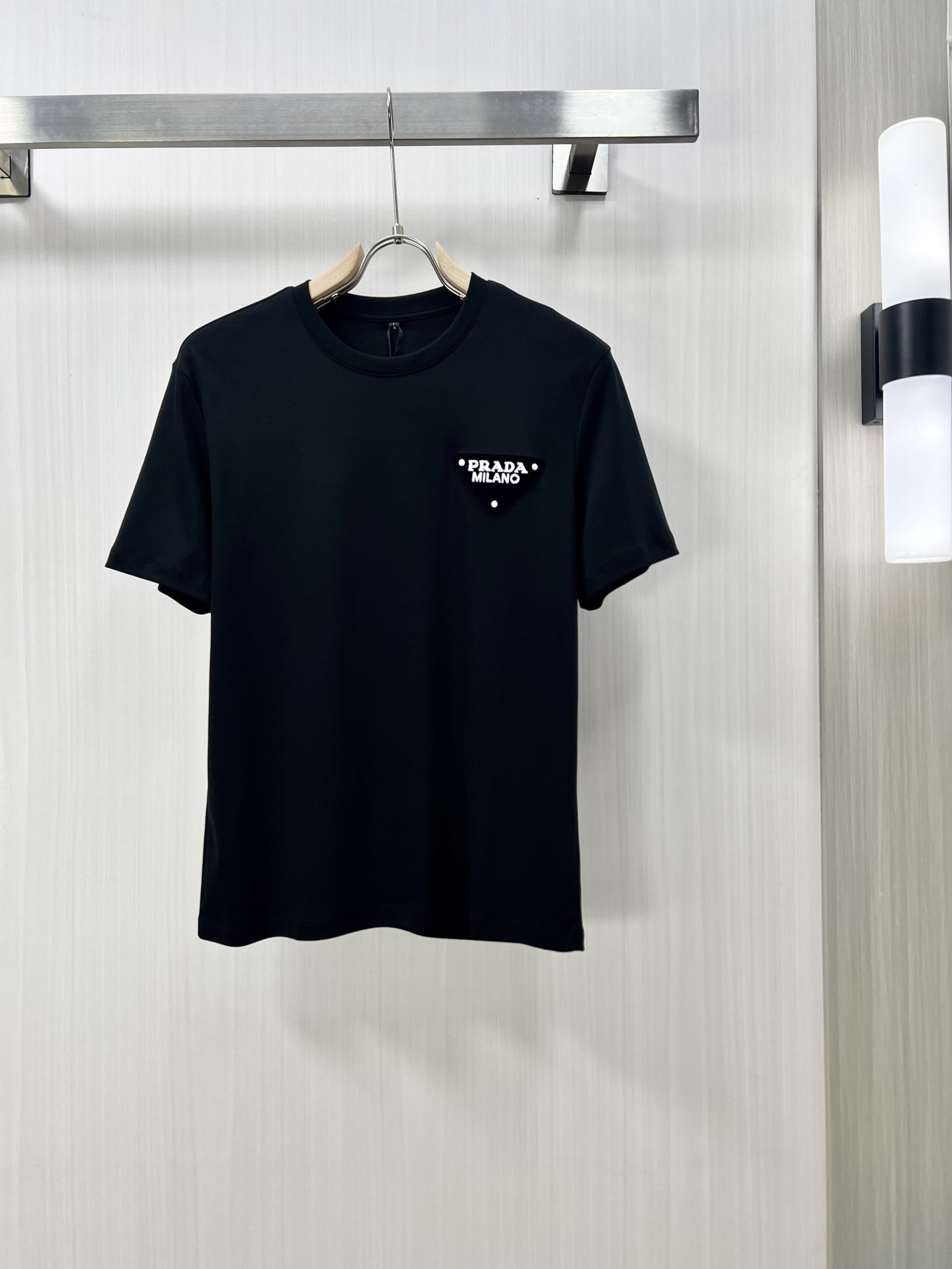 NO:140081,.PRADA Prada high-end fabric 2025 spring and summer new products are launched in the market, fashionable classic round neck short-sleeved fashion item design, more fashionable and comfortable, high-standard customization, very stylish upper body, classic LOGO pattern on the chest brand customer-supplied auxiliary materials, customer-supplied imported high-end fabric with very delicate texture, exquisite details and exquisite craftsmanship, extremely shaping item, can be matched with any fashion, super good style, a must-have item for trendy men LU counter size: M-4xl shipped the next day!  ,,prada,prada,T-shirt,alexander wang19860909.PRADA 普拉达 高定面料 2025春夏新品上市时尚经典圆领短袖时尚单品设计,更加时尚舒适,高标准定制,上身非常有型,胸前品牌经典LOGO 图案 客供辅料,客供进口高档面料质感非常细腻,细节工艺精湛考究,塑造性极高的一款单品,任何时装都可以搭配,版型超级好 潮男必备单品 LU专柜尺码:M-4xl 隔天出货！,,prada,prada,T-shirt,alexander wang,Men's clothing