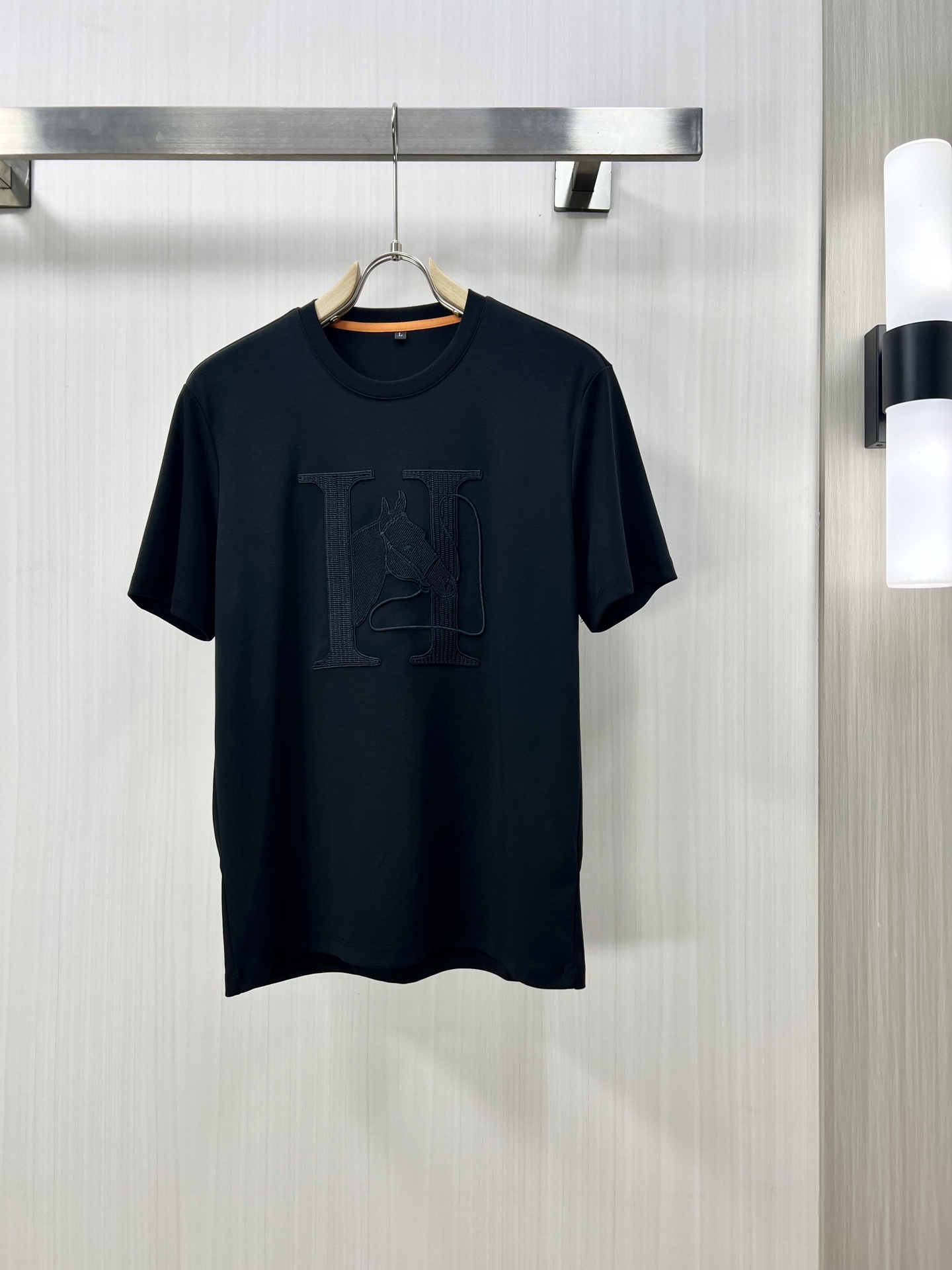 NO:140086,.HEMES Hermès high-end fabrics 2025 spring and summer new products are available for sale, fashionable classic round neck short-sleeved fashion item design, more fashionable and comfortable, high-standard customization, very stylish upper body, classic LOGO pattern on the chest brand customer-supplied auxiliary materials, customer-supplied imported high-end fabrics with very delicate texture, exquisite details and exquisite craftsmanship, extremely shaping item, can be matched with any fashion, super good style, a must-have item for trendy men LU counter size: M-4xl shipped the next day!  , hermes, T-shirt,alexander wang19860909.HEMES 爱马仕 高定面料 2025春夏新品上市时尚经典圆领短袖时尚单品设计,更加时尚舒适,高标准定制,上身非常有型,胸前品牌经典LOGO 图案 客供辅料,客供进口高档面料质感非常细腻,细节工艺精湛考究,塑造性极高的一款单品,任何时装都可以搭配,版型超级好 潮男必备单品 LU专柜尺码:M-4xl 隔天出货！,,hermes,T-shirt,alexander wang,Men's clothing