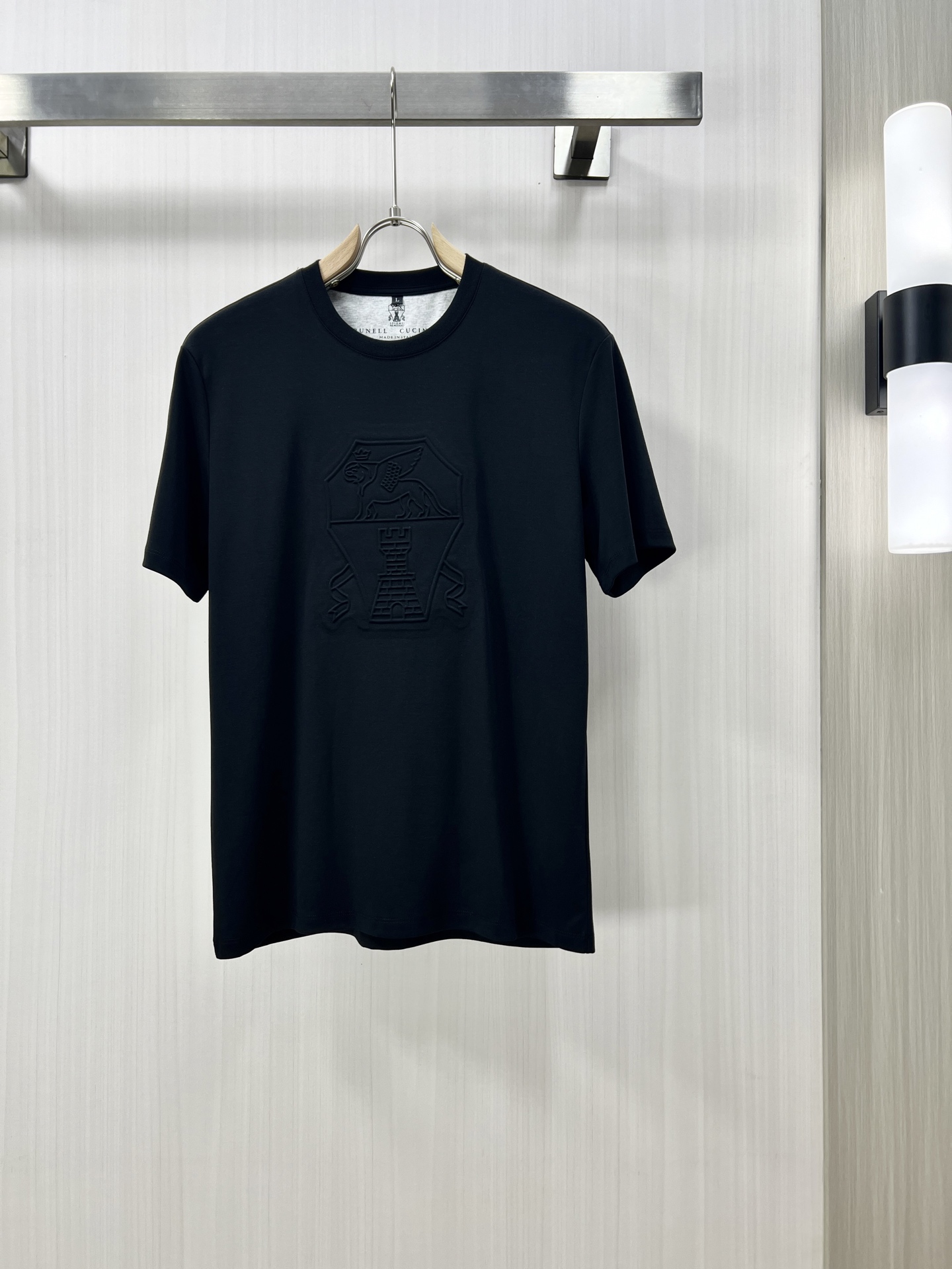 NO:140085,.BC high-end fabrics 2025 spring and summer new products are launched in the market. Fashionable classic round neck short-sleeved fashion item design, more fashionable and comfortable, high-standard customization, very stylish upper body, classic LOGO pattern on the chest brand customer-supplied auxiliary materials, customer-supplied imported high-end fabrics with very delicate texture, exquisite details and exquisite craftsmanship, and extremely shaping items, which can be matched with any fashion, and the style is super good. A must-have item for trendy men. LU counter size: M-4xl shipped the next day!  ,T-shirt,alexander wang19860909.BC 高定面料 2025春夏新品上市时尚经典圆领短袖时尚单品设计,更加时尚舒适,高标准定制,上身非常有型,胸前品牌经典LOGO 图案 客供辅料,客供进口高档面料质感非常细腻,细节工艺精湛考究,塑造性极高的一款单品,任何时装都可以搭配,版型超级好 潮男必备单品 LU专柜尺码:M-4xl 隔天出货！,,T-shirt,alexander wang,Men's clothing