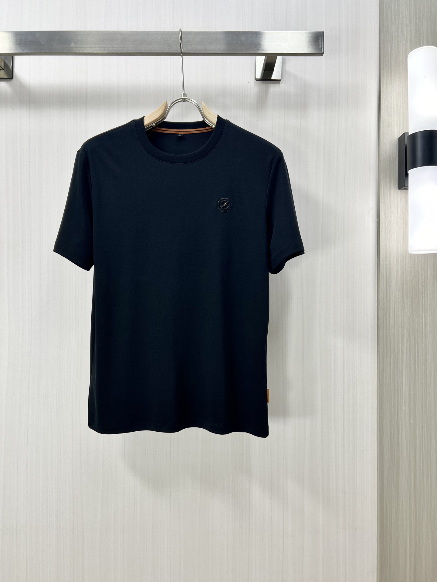 NO:140089,.ZEGNA Haute Clothing Fabric 2025 Spring and Summer New Products are available for sale in a fashionable classic round neck short-sleeved fashion item design, more fashionable and comfortable, high-standard customization, very stylish upper body, classic LOGO pattern on the chest brand customer-supplied auxiliary materials, customer-supplied imported high-end fabric with very delicate texture, exquisite details and exquisite craftsmanship, extremely shaping item, can be matched with any fashion, super good style, a must-have item for trendy men LU counter size: M-4xl shipped the next day!  ,zegna,T-shirt,alexander wang19860909.ZEGNA 杰尼亚 高定面料 2025春夏新品上市时尚经典圆领短袖时尚单品设计,更加时尚舒适,高标准定制,上身非常有型,胸前品牌经典LOGO 图案 客供辅料,客供进口高档面料质感非常细腻,细节工艺精湛考究,塑造性极高的一款单品,任何时装都可以搭配,版型超级好 潮男必备单品 LU专柜尺码:M-4xl 隔天出货！,,zegna,T-shirt,alexander wang,Men's clothing